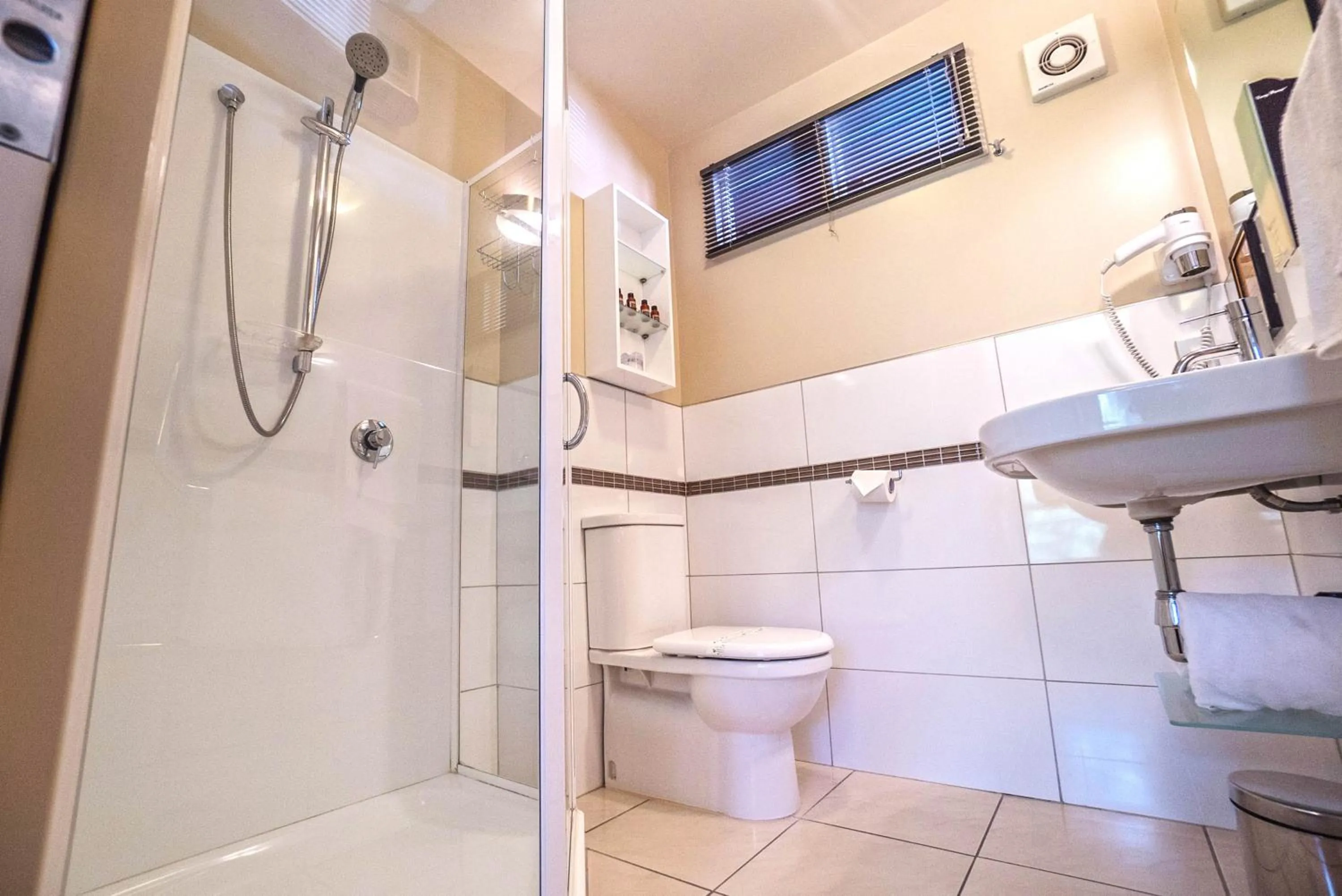 Bathroom in Kings Of Riccarton Motel- Close to Railway Station and Airport with Shuttle service