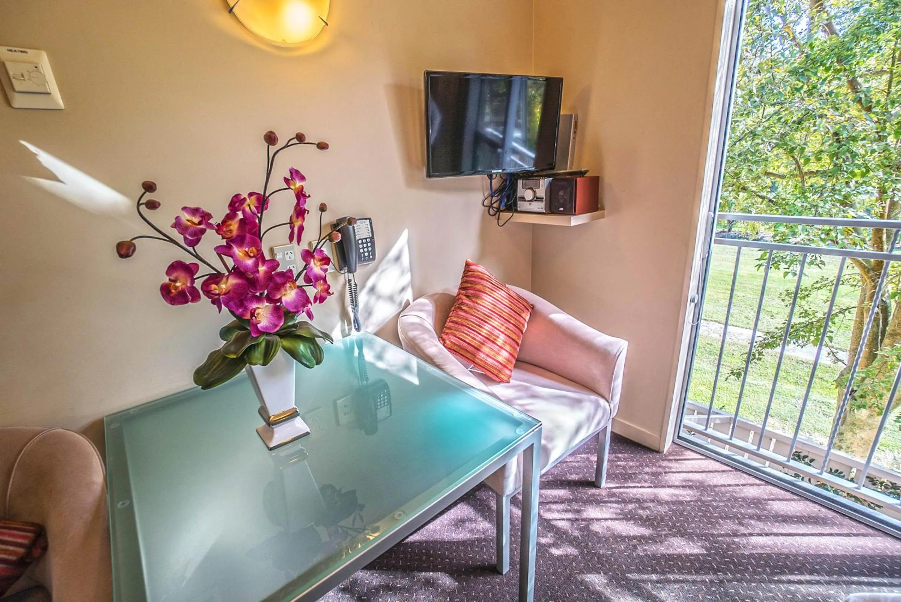 TV and multimedia in Kings Of Riccarton Motel- Close to Railway Station and Airport with Shuttle service