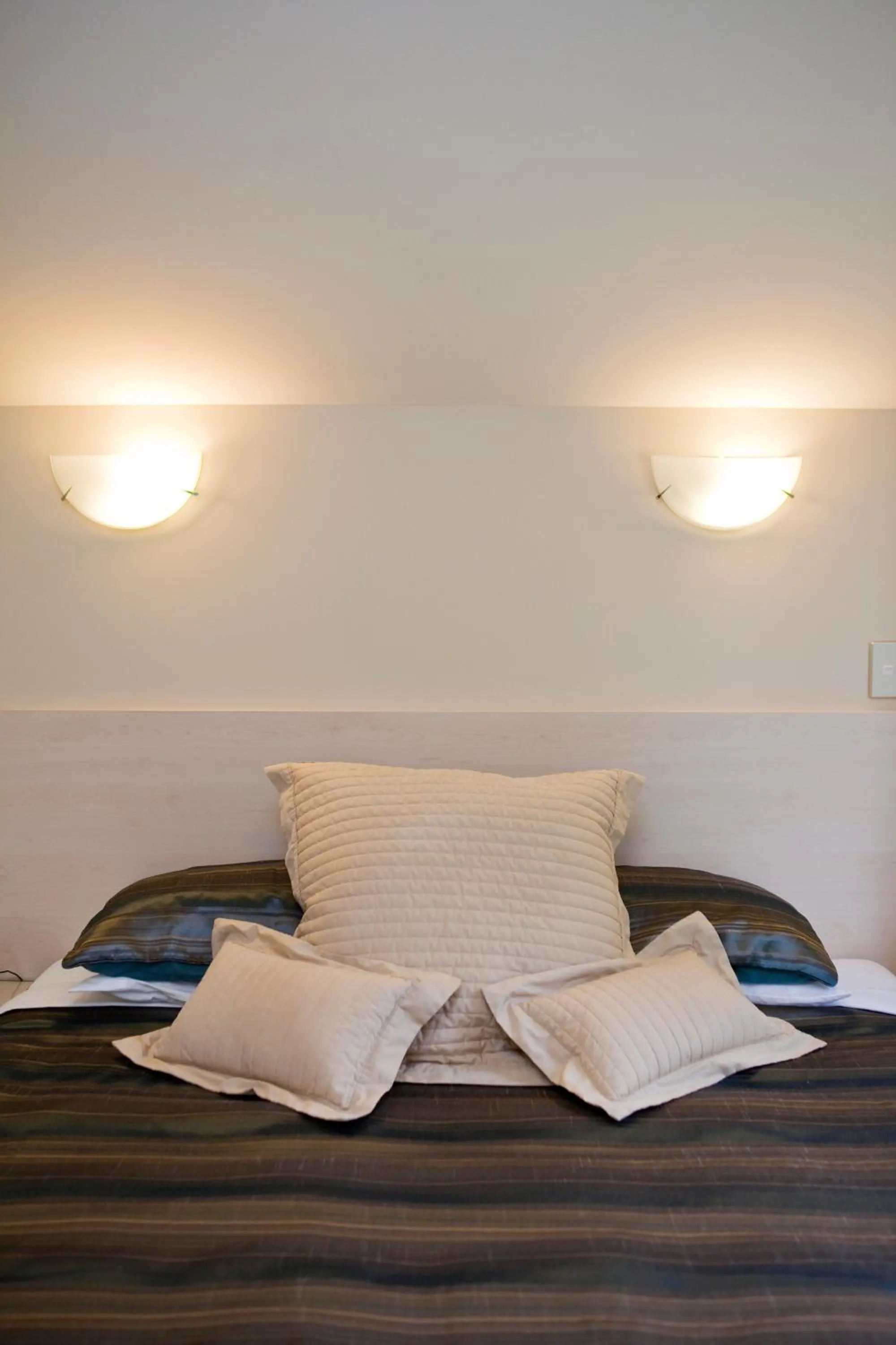 Bed in Kings Of Riccarton Motel- Close to Railway Station and Airport with Shuttle service