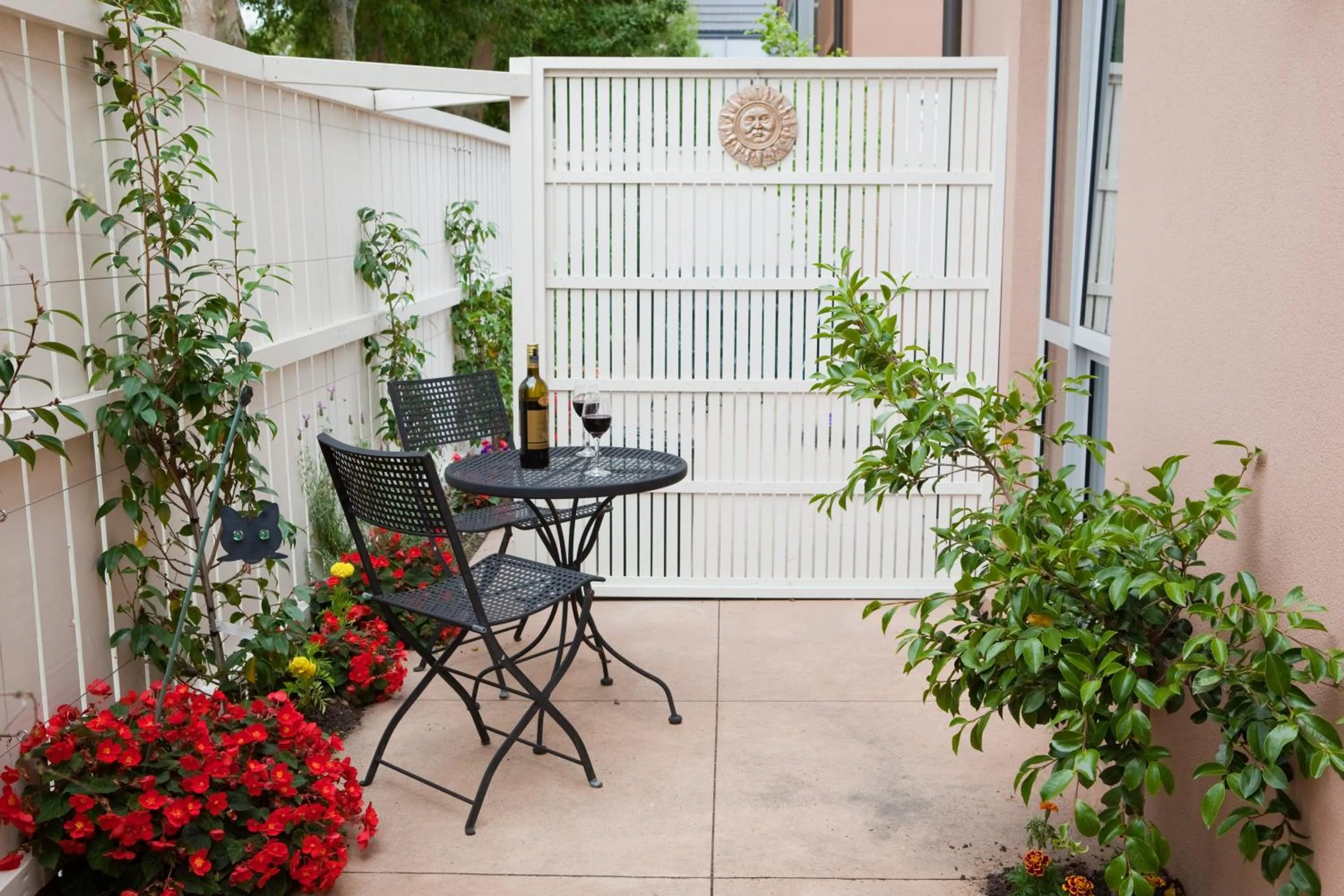 Patio in Kings Of Riccarton Motel- Close to Railway Station and Airport with Shuttle service