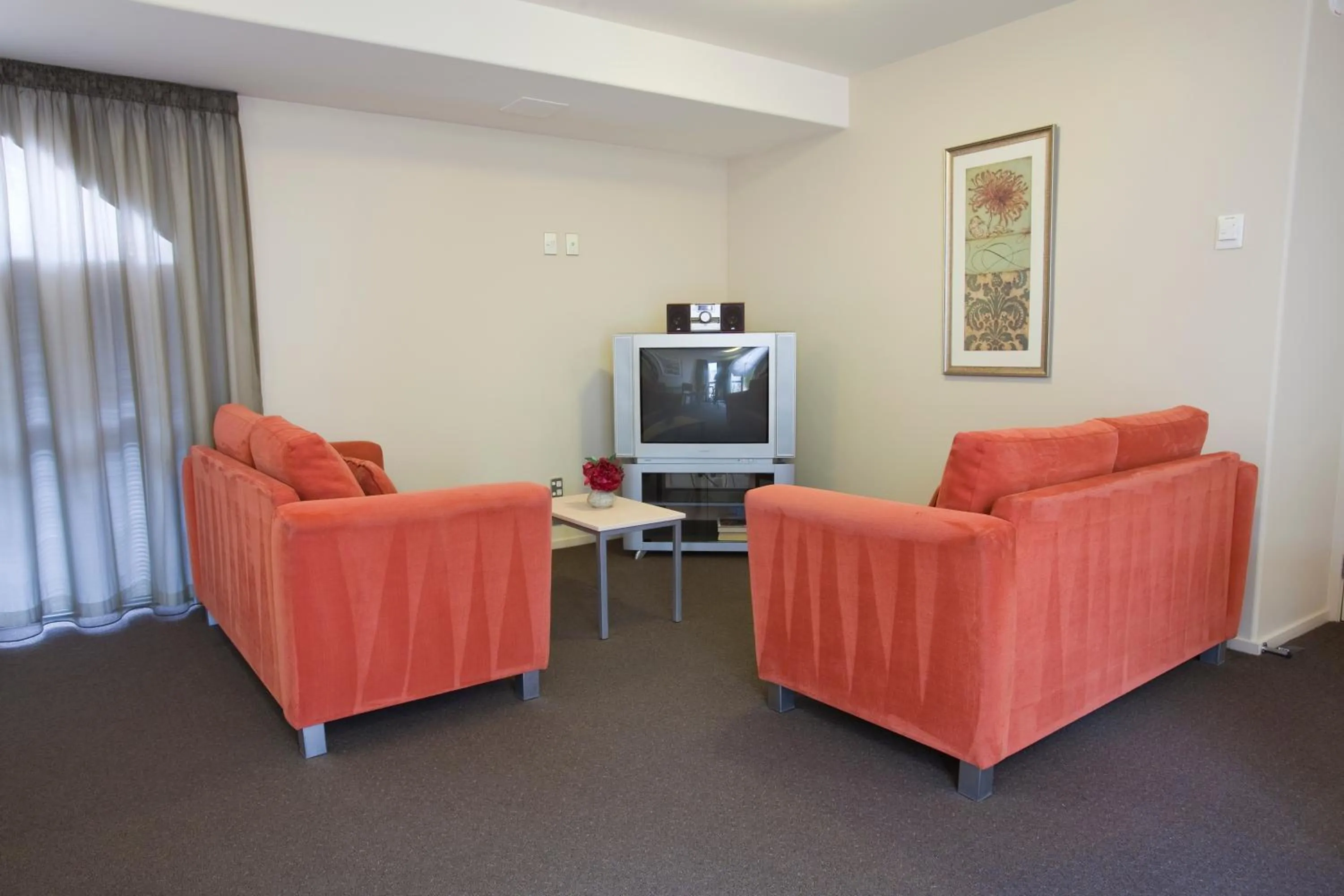 Seating area in Kings Of Riccarton Motel- Close to Railway Station and Airport with Shuttle service