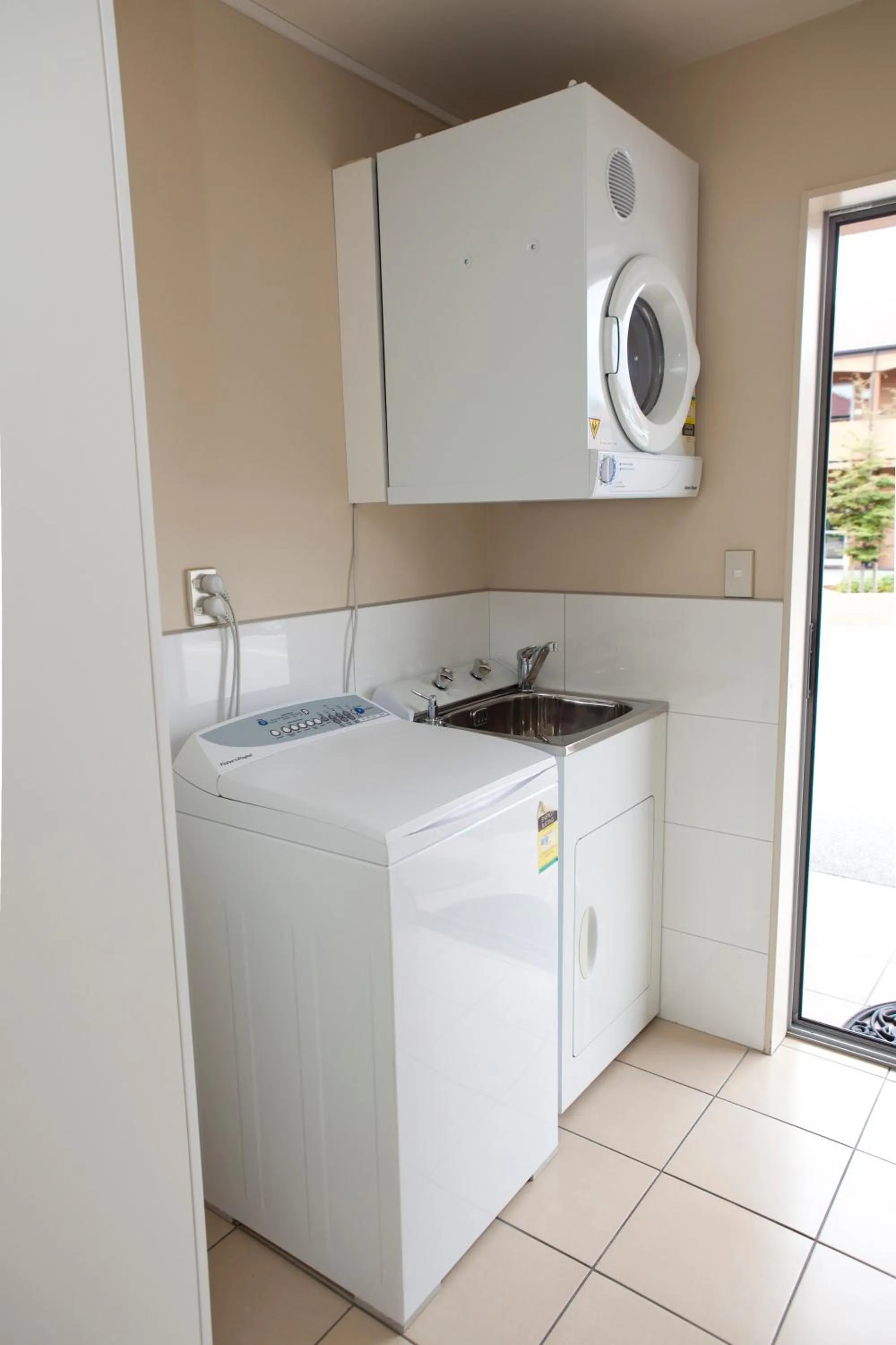 washing machine in Kings Of Riccarton Motel- Close to Railway Station and Airport with Shuttle service