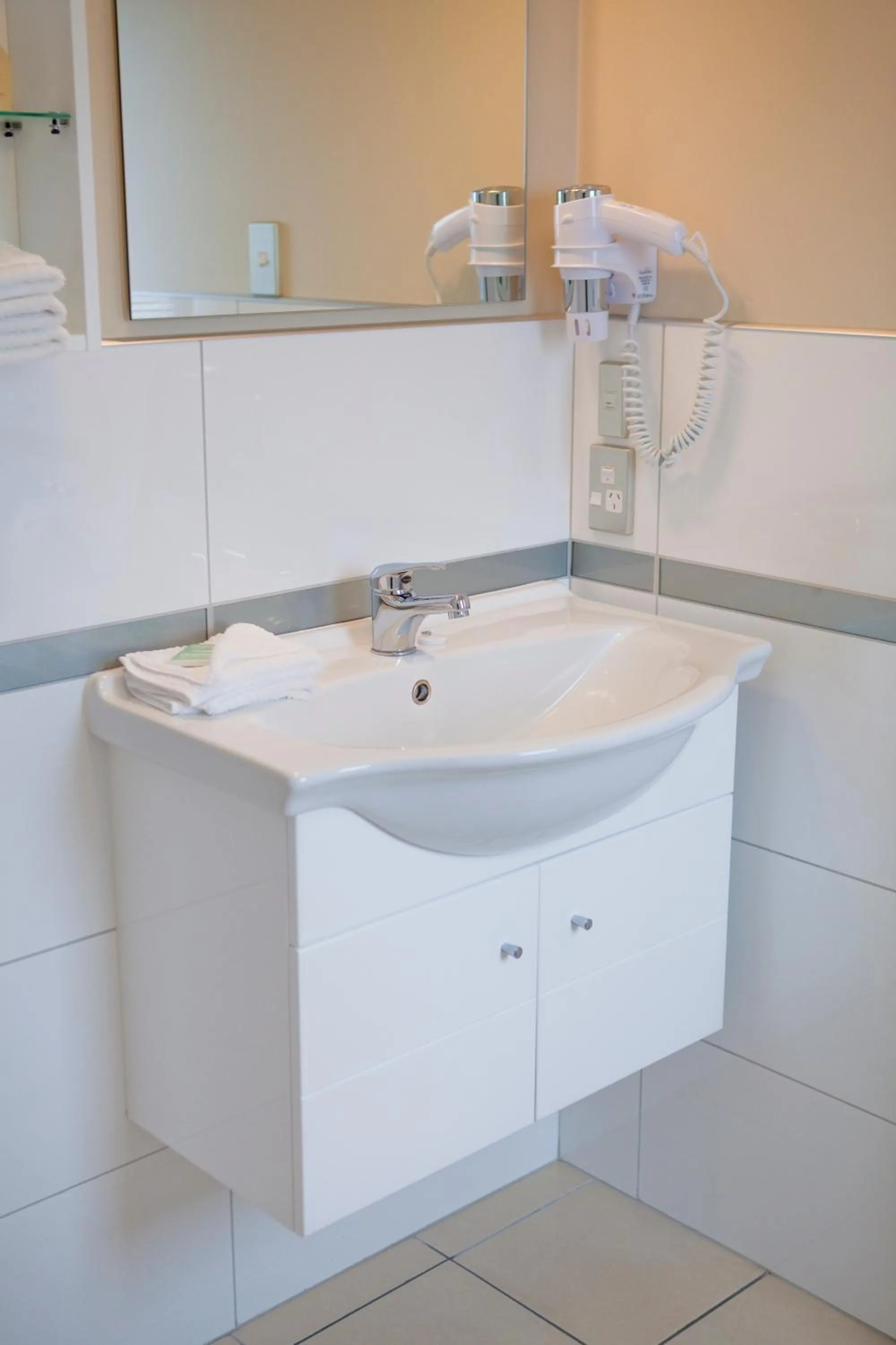 Bathroom in Kings Of Riccarton Motel- Close to Railway Station and Airport with Shuttle service