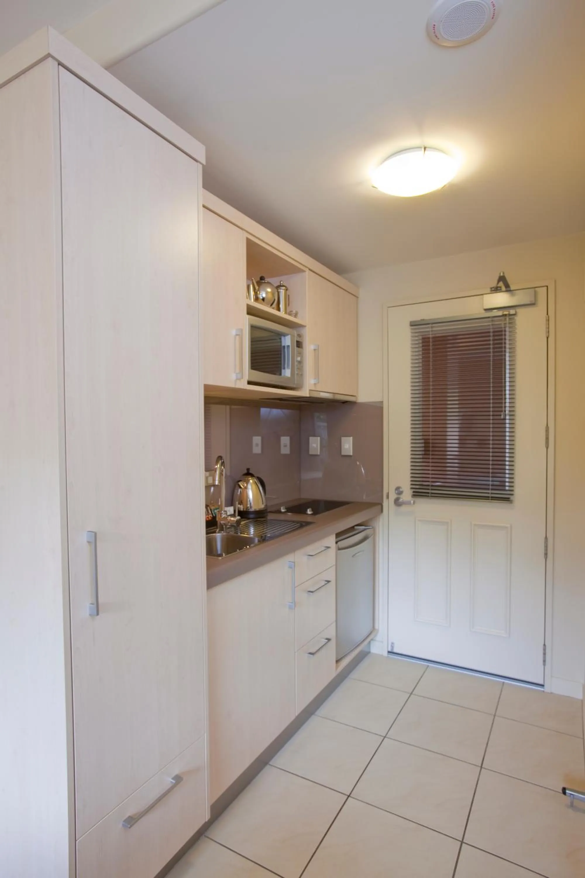 Kitchen or kitchenette in Kings Of Riccarton Motel- Close to Railway Station and Airport with Shuttle service