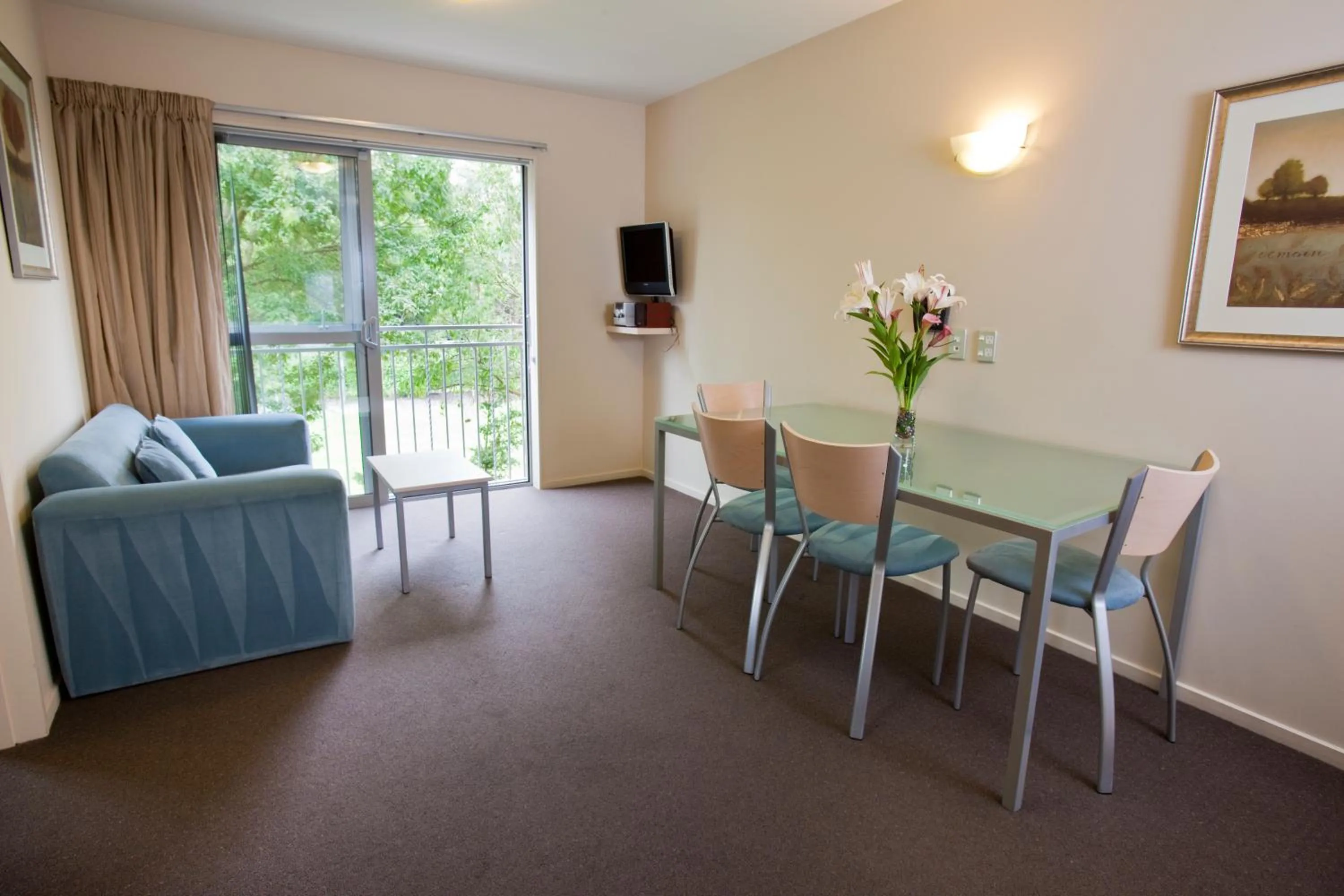 Living room in Kings Of Riccarton Motel- Close to Railway Station and Airport with Shuttle service