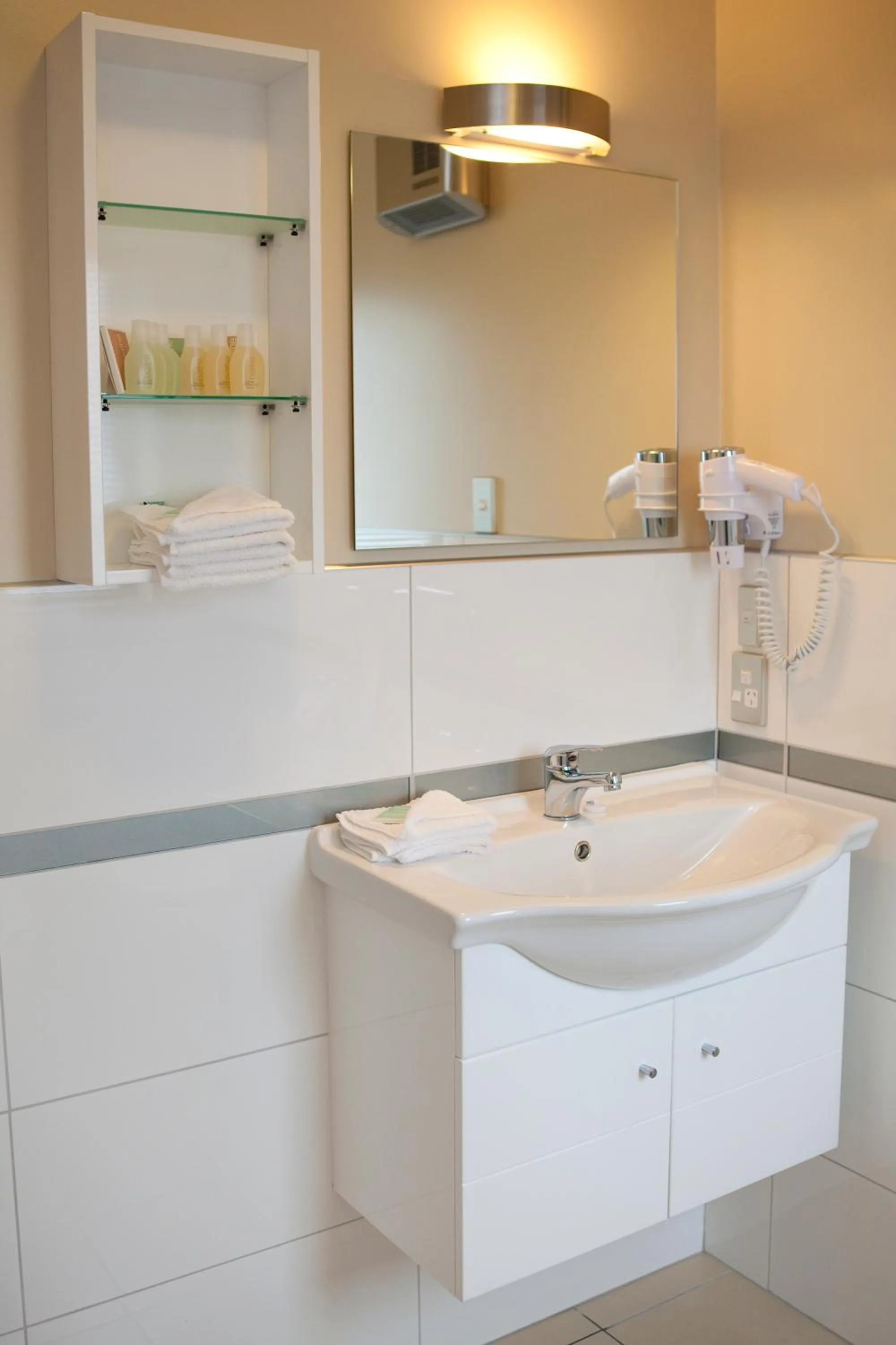 Bathroom in Kings Of Riccarton Motel- Close to Railway Station and Airport with Shuttle service