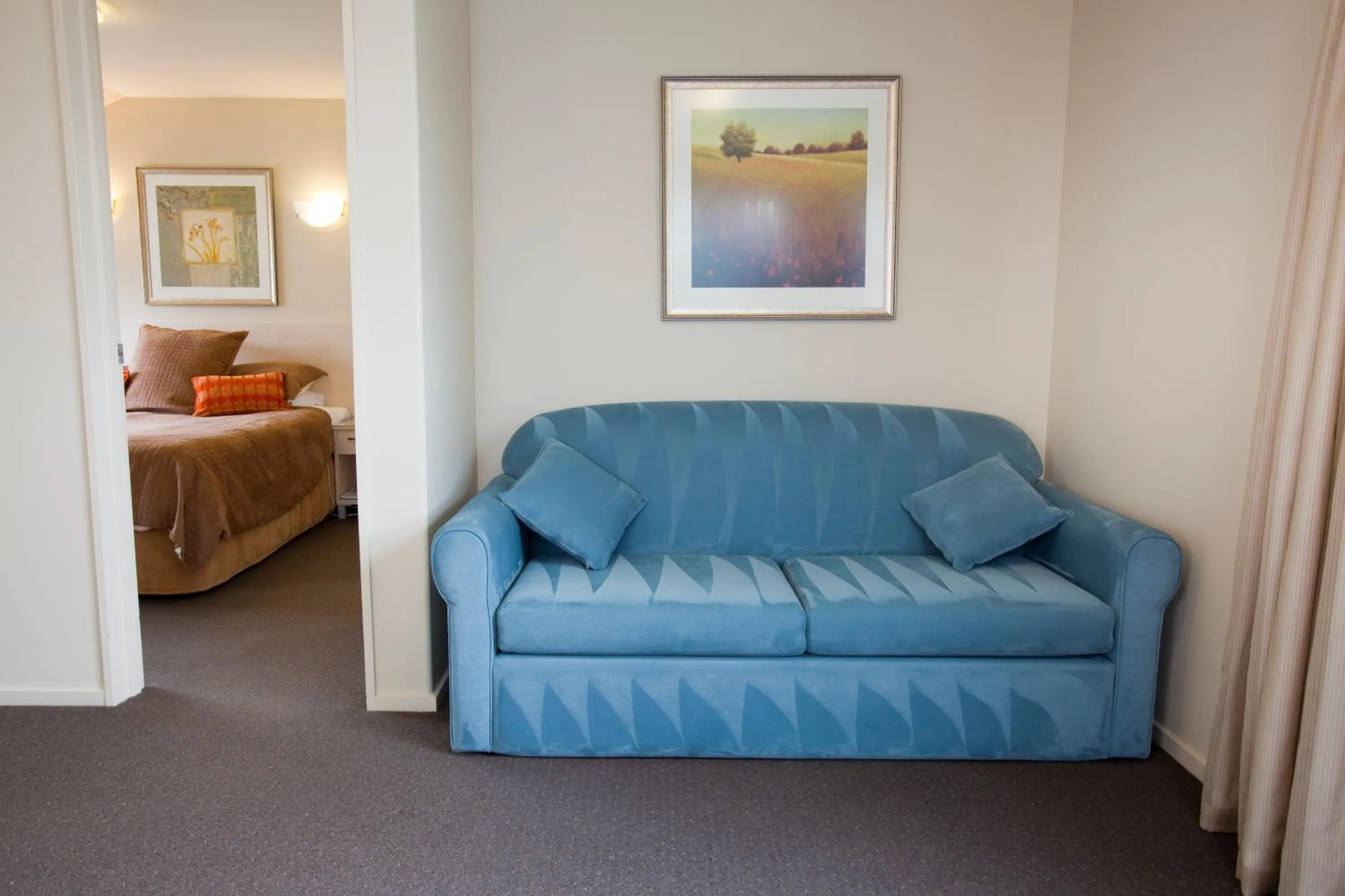 Seating area, Bed in Kings Of Riccarton Motel- Close to Railway Station and Airport with Shuttle service