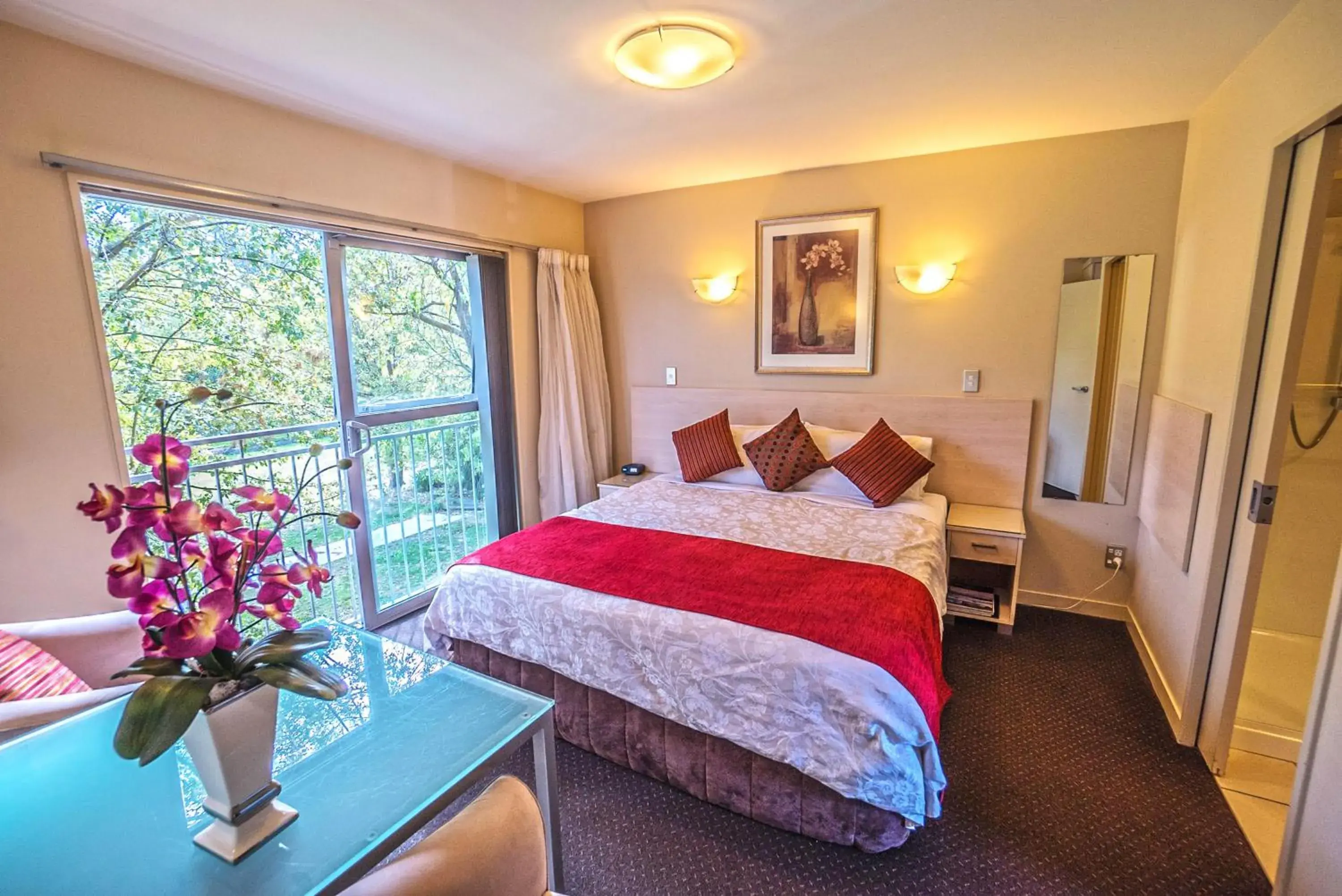 Deluxe King Studio in Kings Of Riccarton Motel with Airport Shuttle service Deluxe King Studio in Kings Of Riccarton Motel with Airport Shuttle service