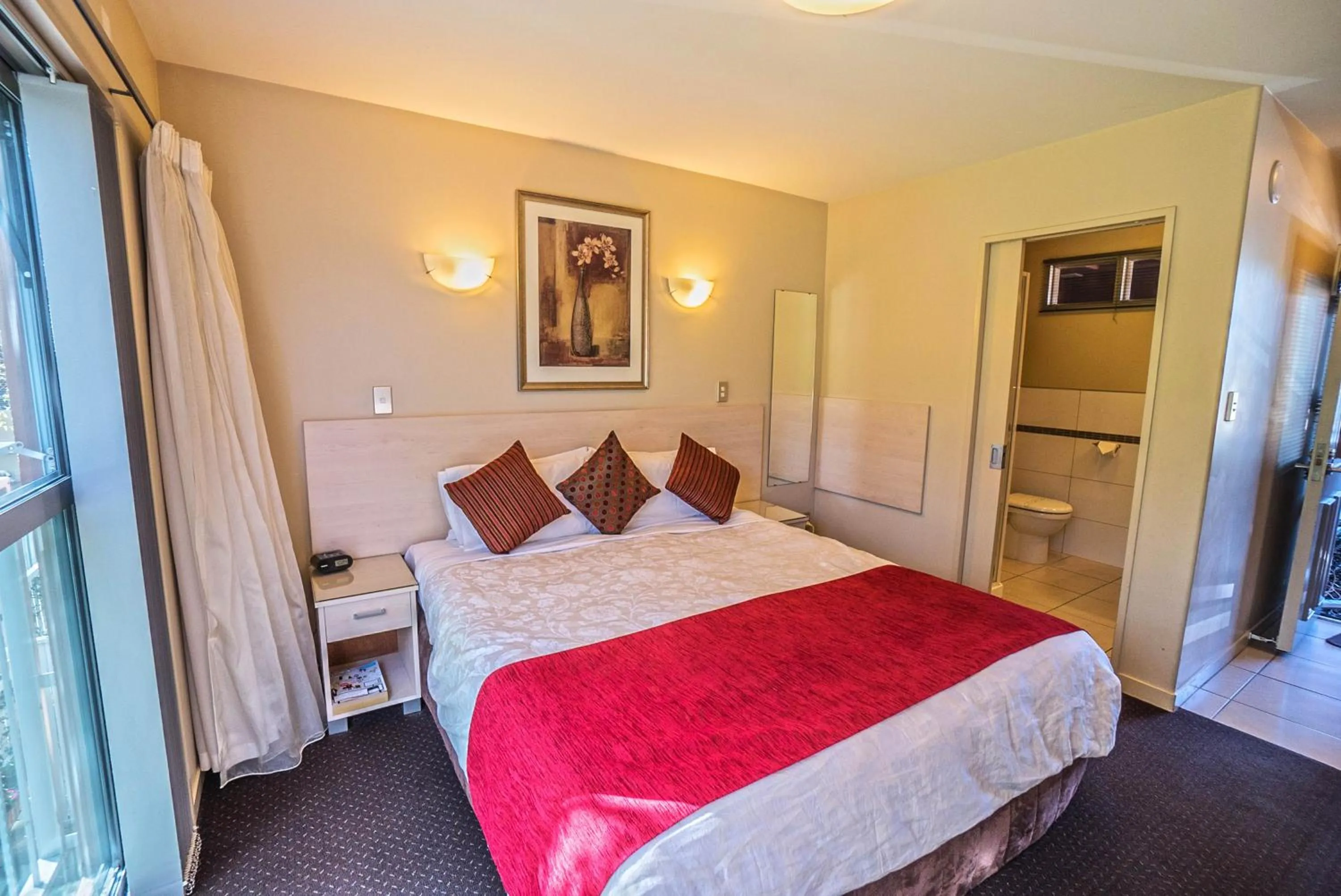 Bedroom, Bed in Kings Of Riccarton Motel- Close to Railway Station and Airport with Shuttle service