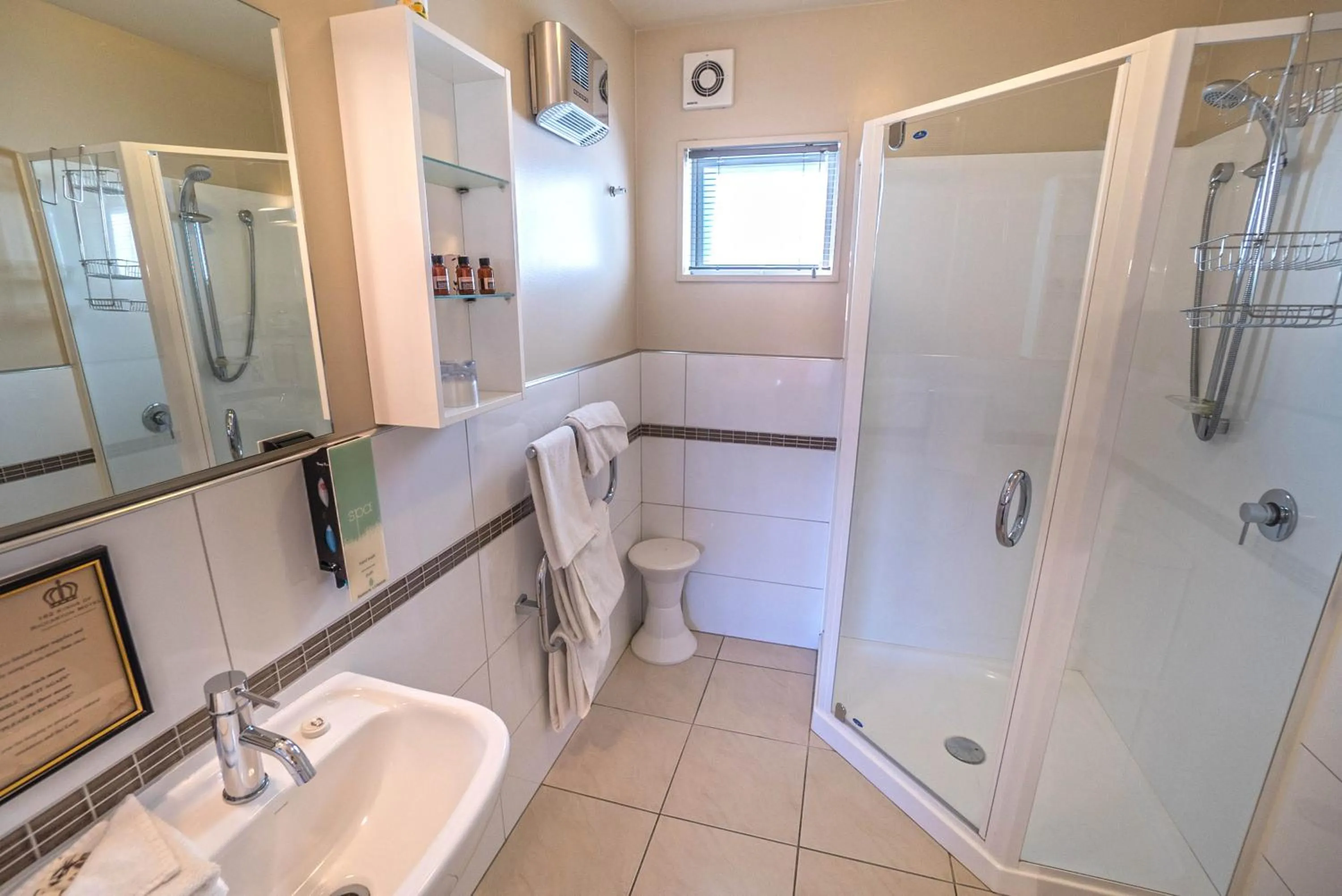 Bathroom in Kings Of Riccarton Motel- Close to Railway Station and Airport with Shuttle service