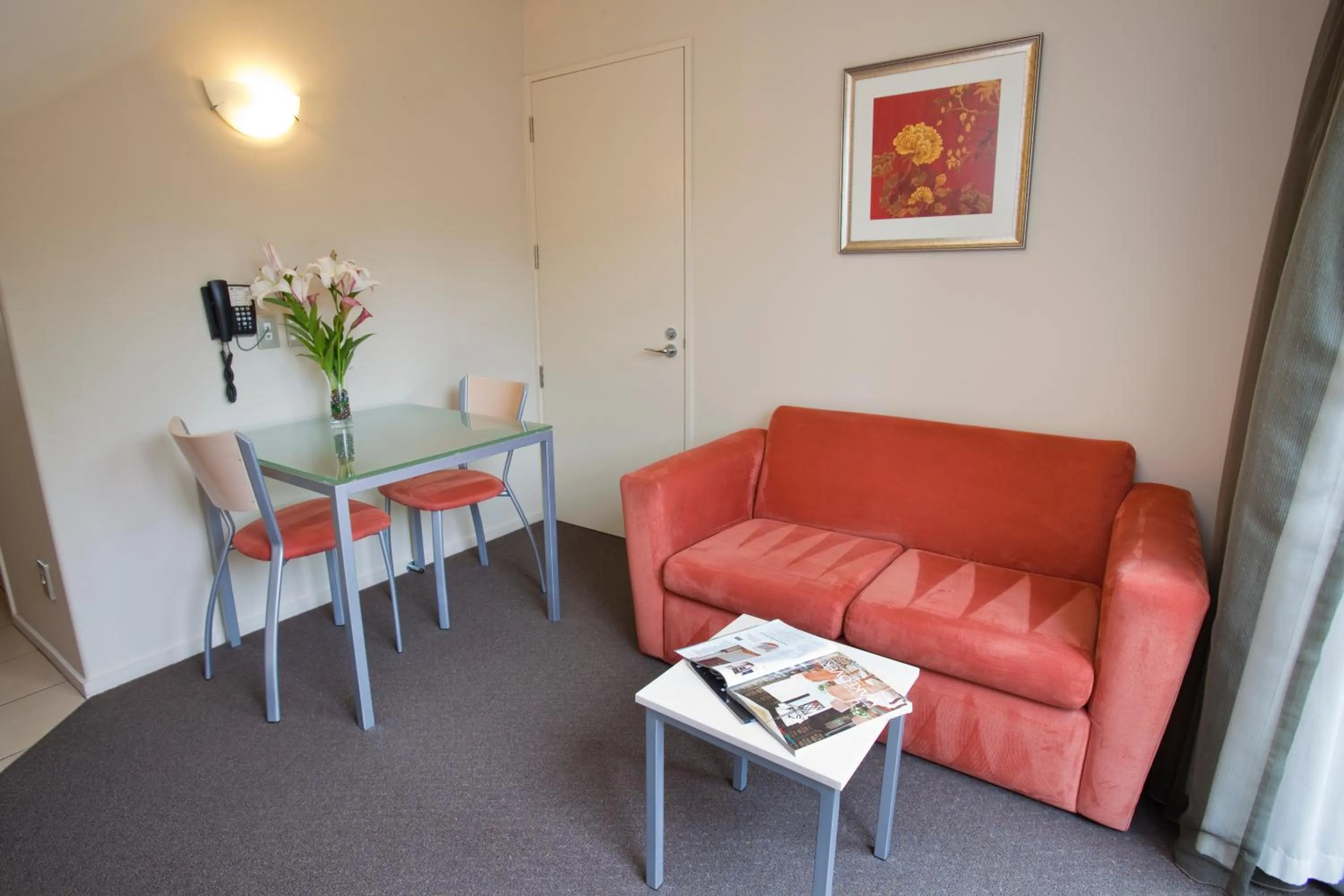 Seating area in Kings Of Riccarton Motel- Close to Railway Station and Airport with Shuttle service