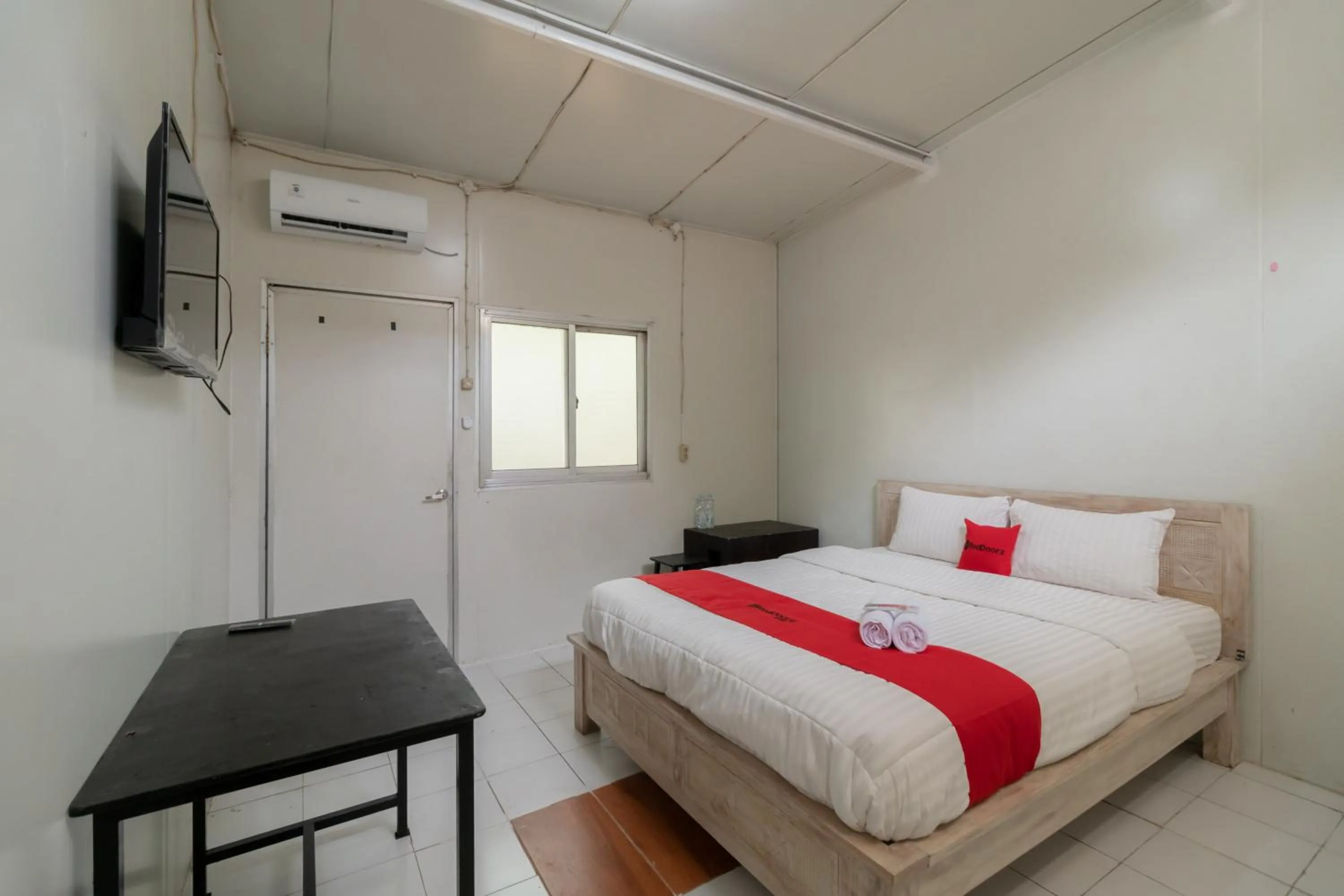 Bed in RedDoorz Syariah at Taman Green Legon