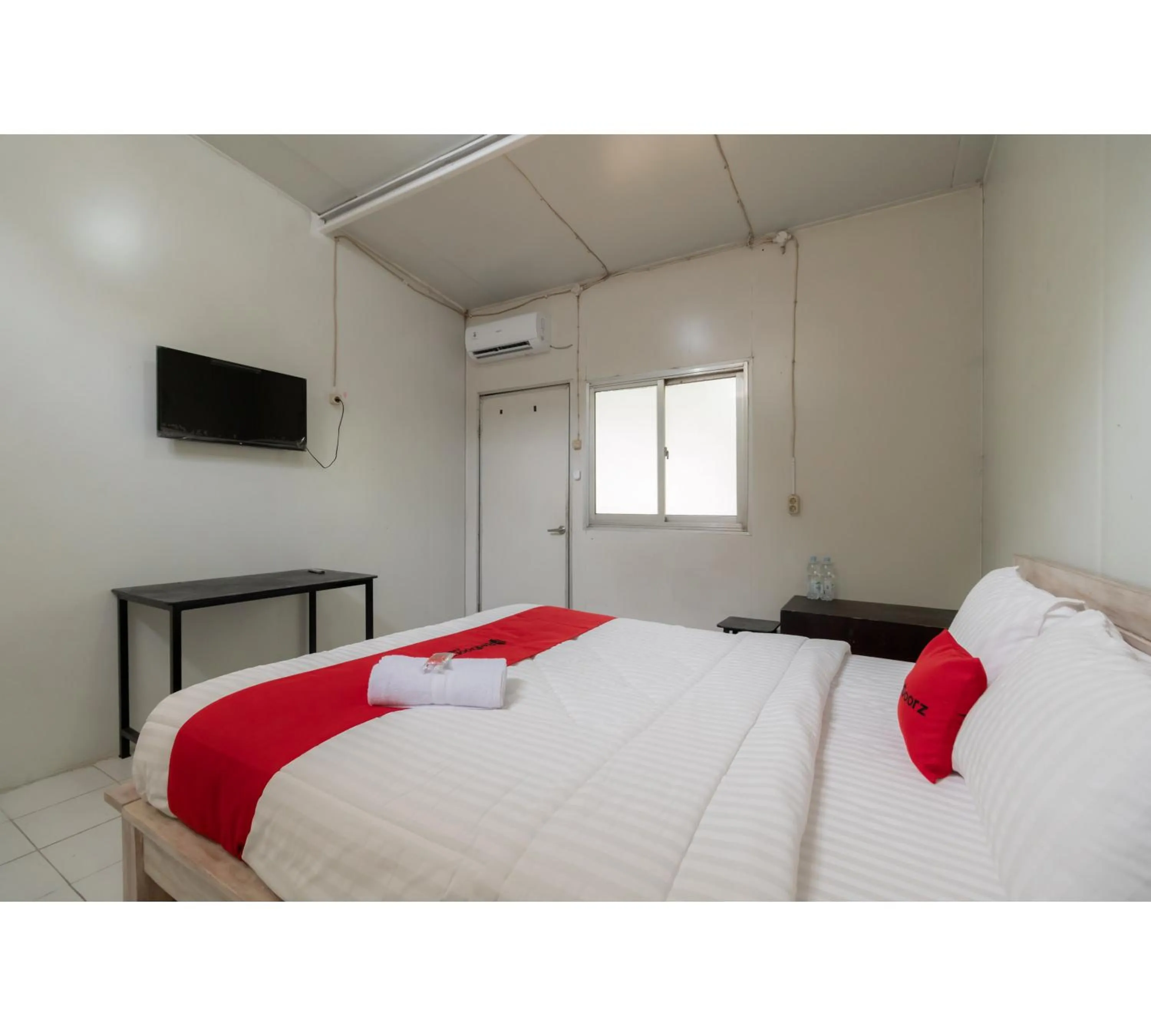 Bed in RedDoorz Syariah at Taman Green Legon