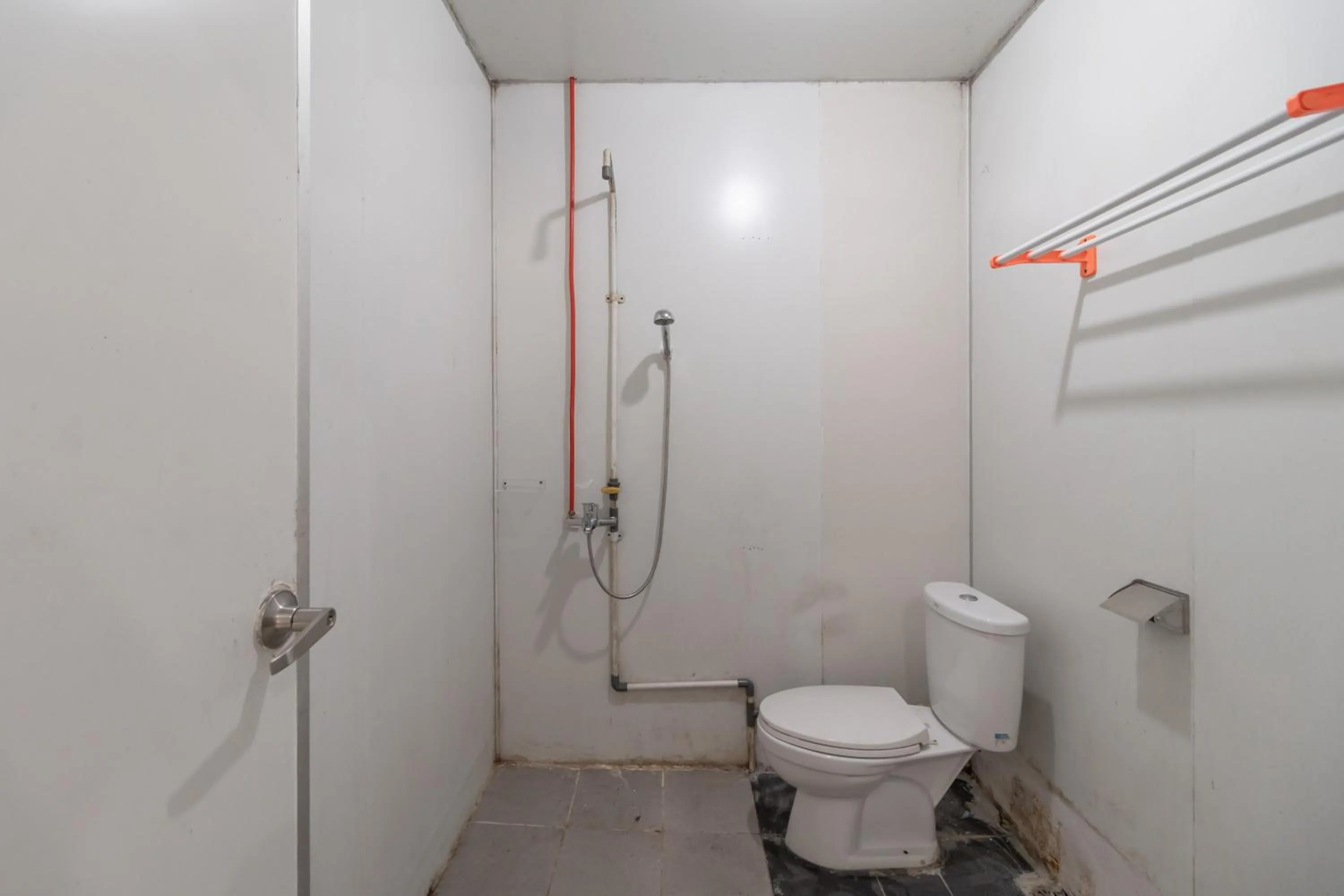 Bathroom in RedDoorz Syariah at Taman Green Legon