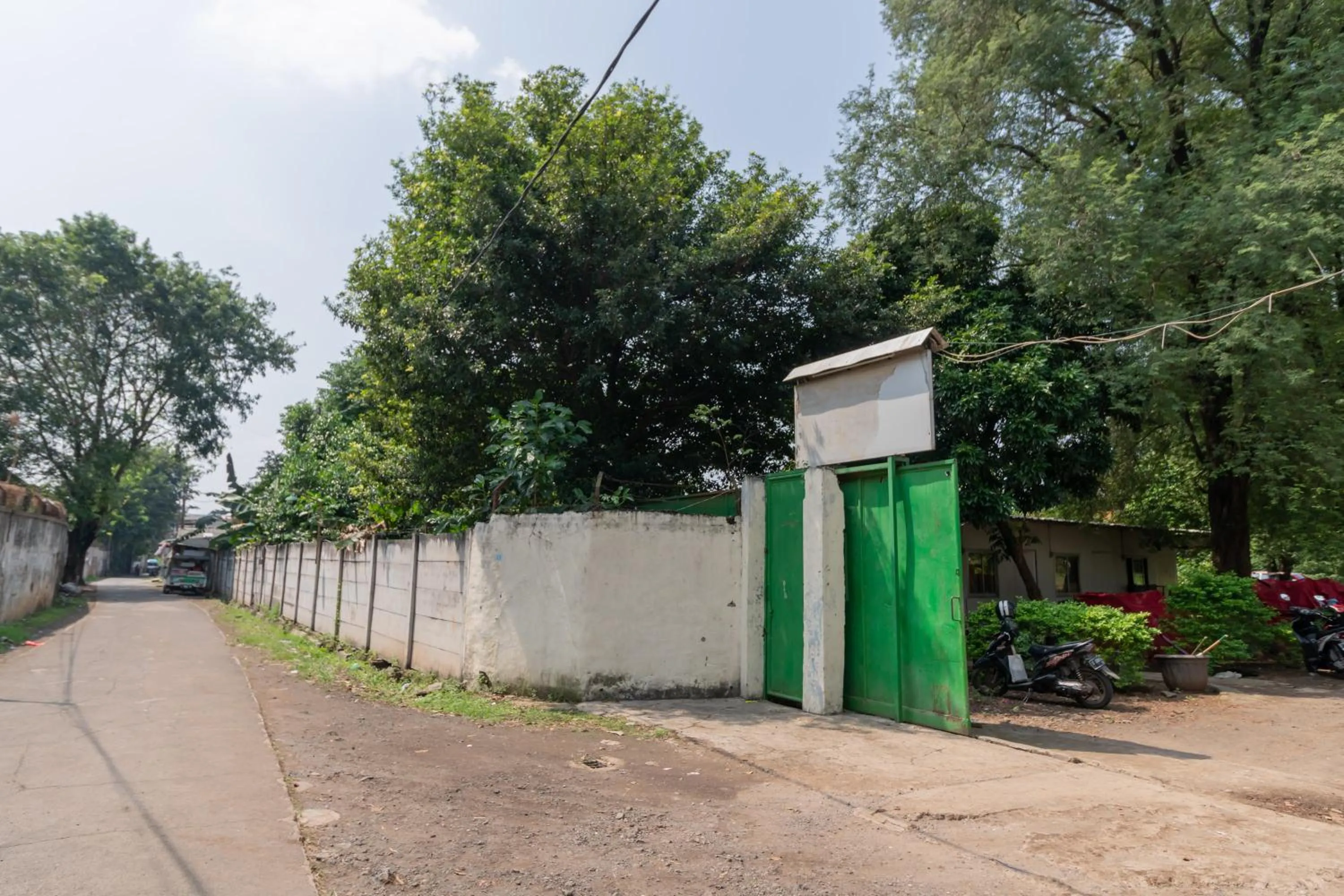 Facade/entrance in RedDoorz Syariah at Taman Green Legon