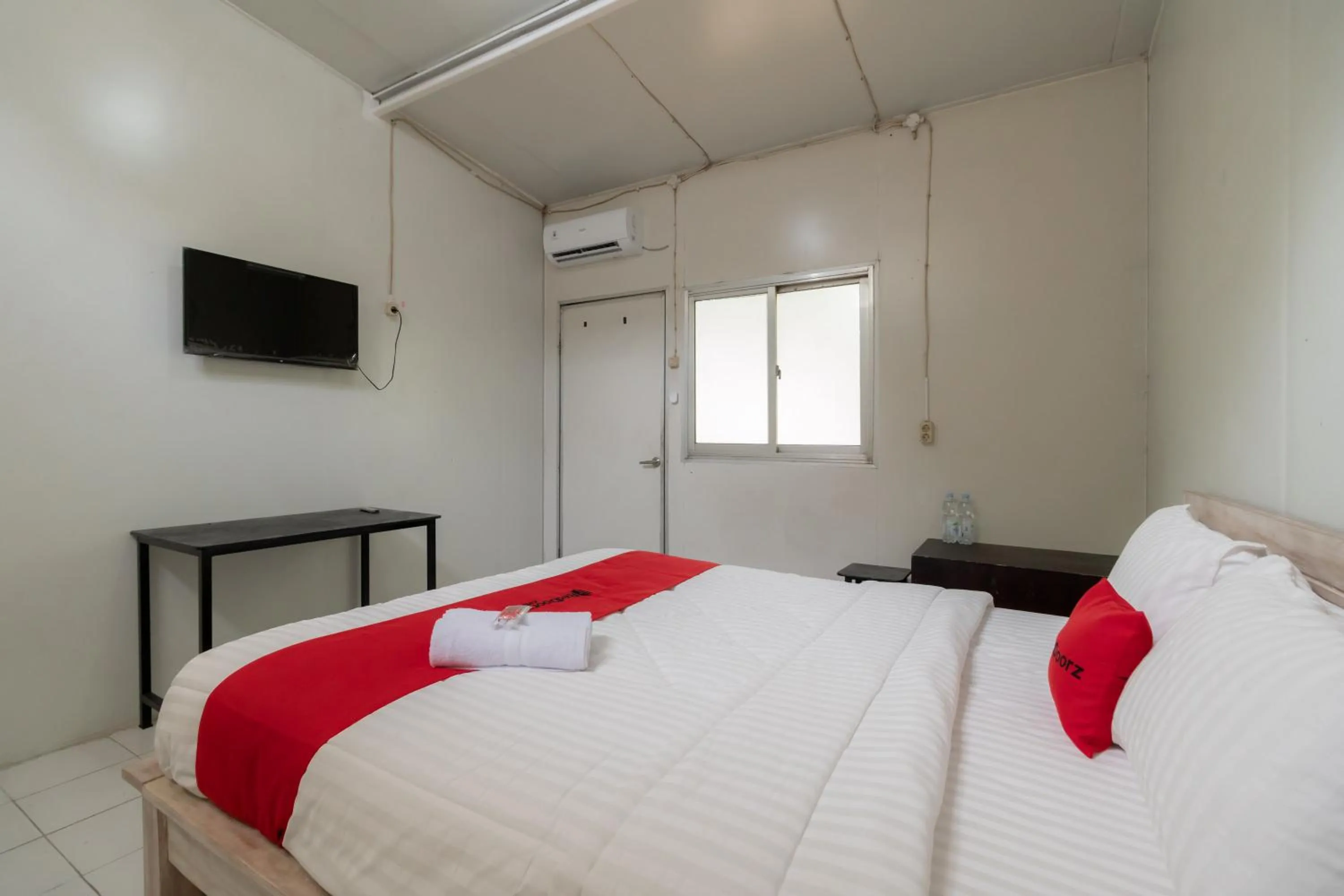 Bed in RedDoorz Syariah at Taman Green Legon