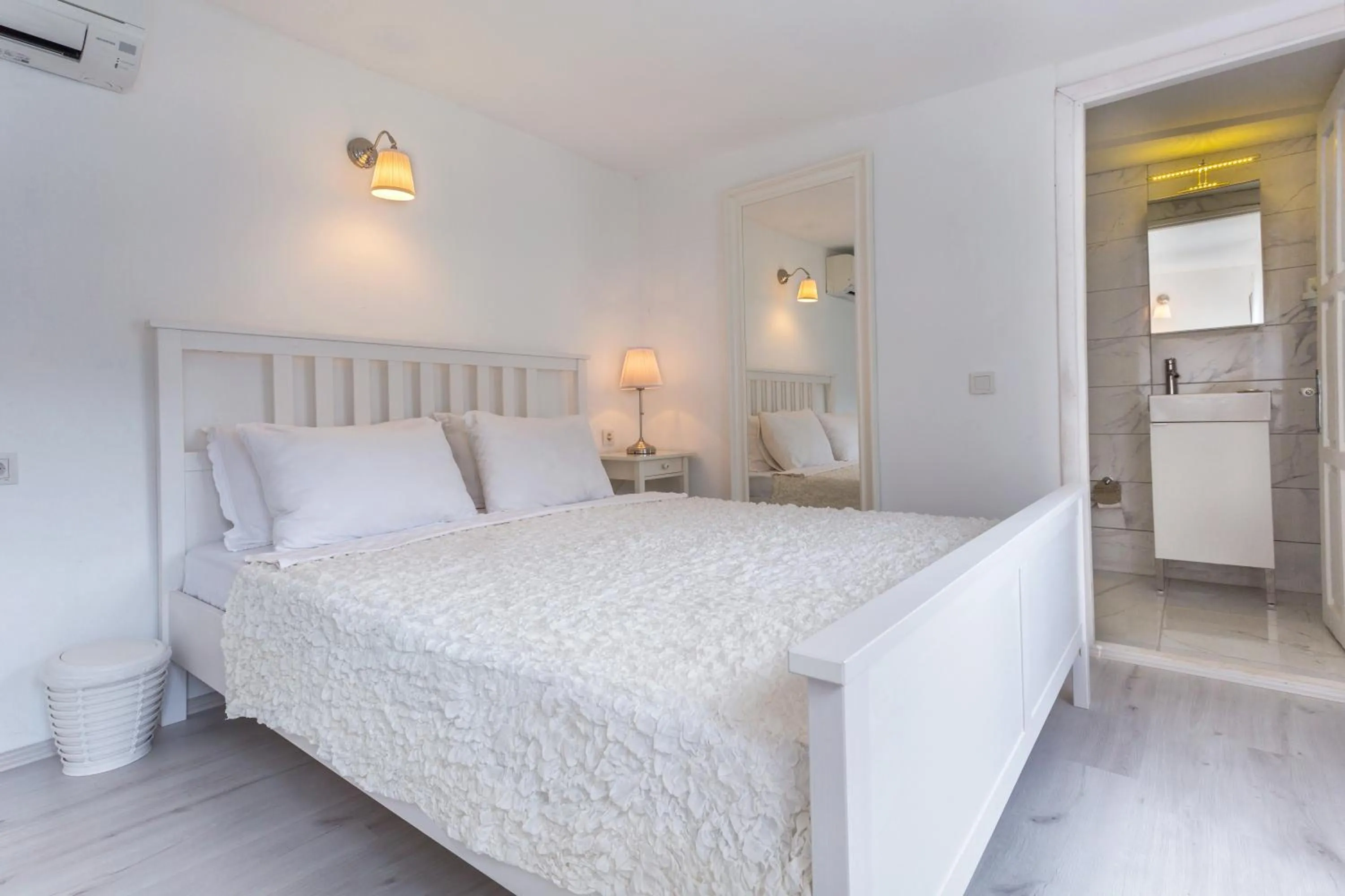 Bed in Club Çapa Hotel