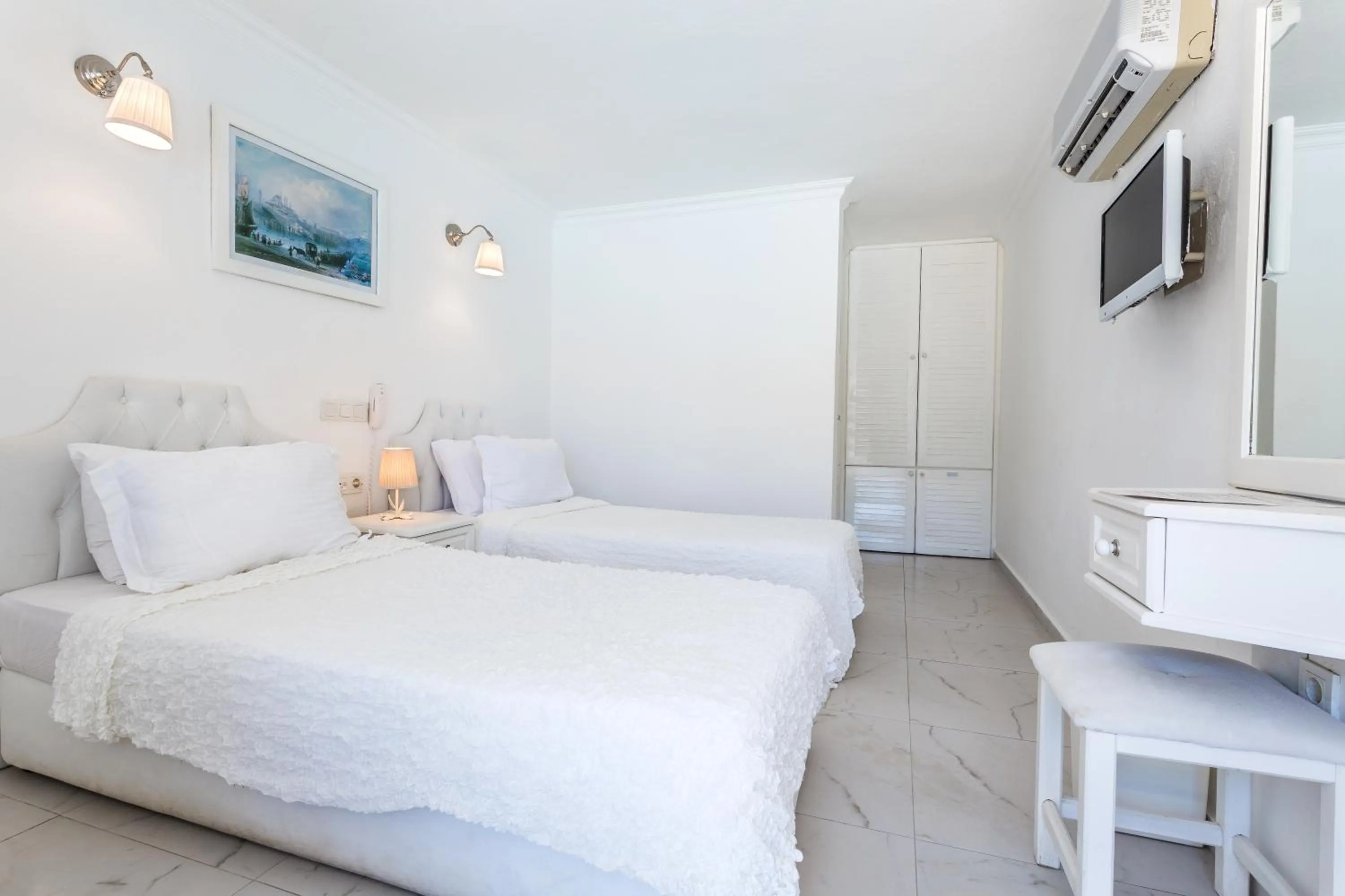 Bed in Club Çapa Hotel