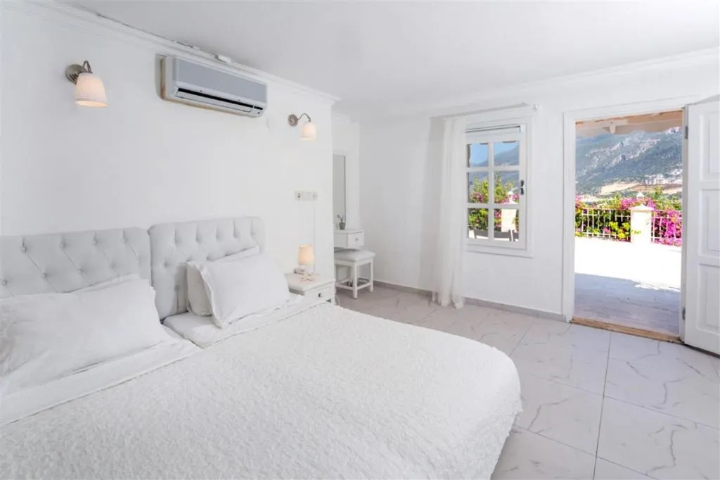 Bed in Club Çapa Hotel