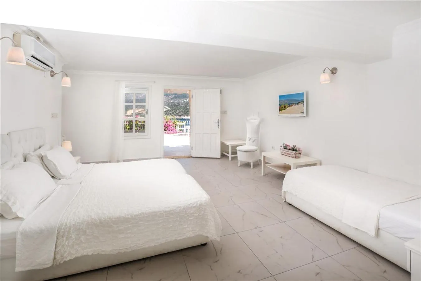 Photo of the whole room, Bed in Club Çapa Hotel