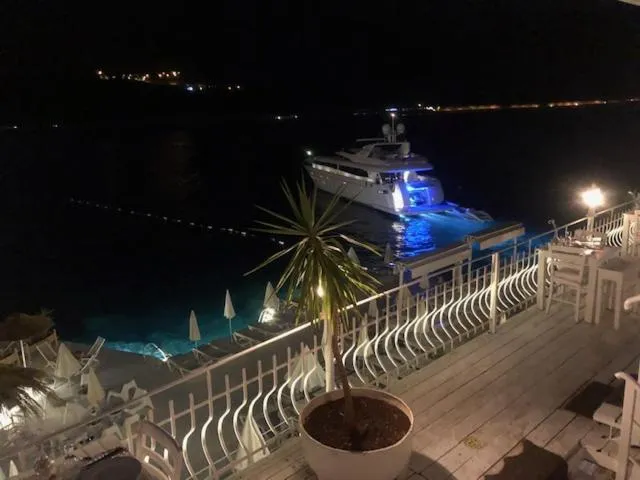 Restaurant/places to eat in Club Çapa Hotel