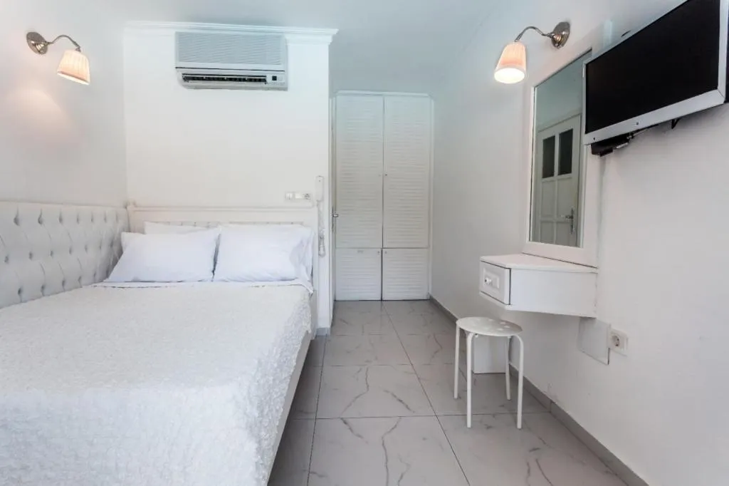 Bed in Club Çapa Hotel