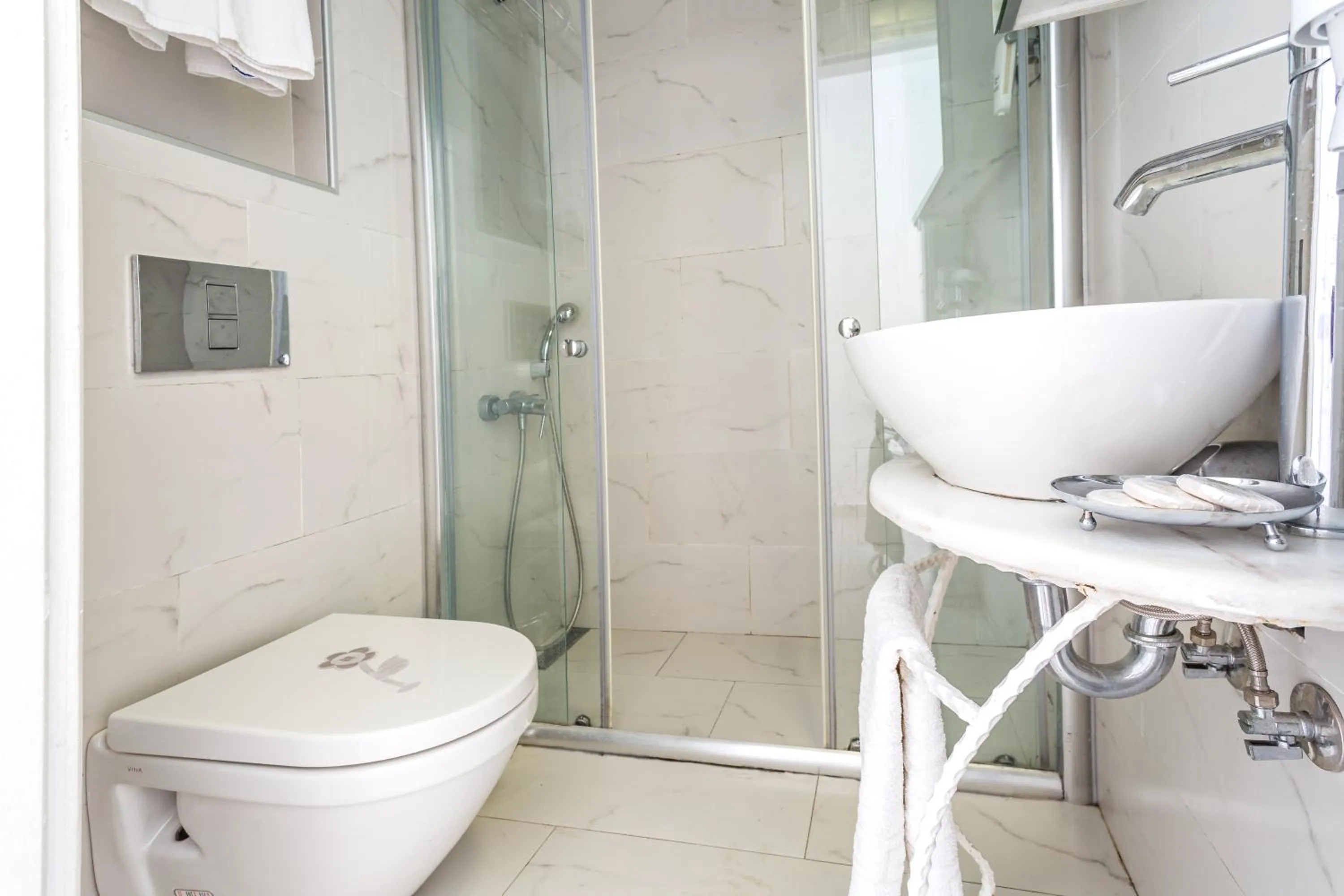 Bathroom in Club Çapa Hotel