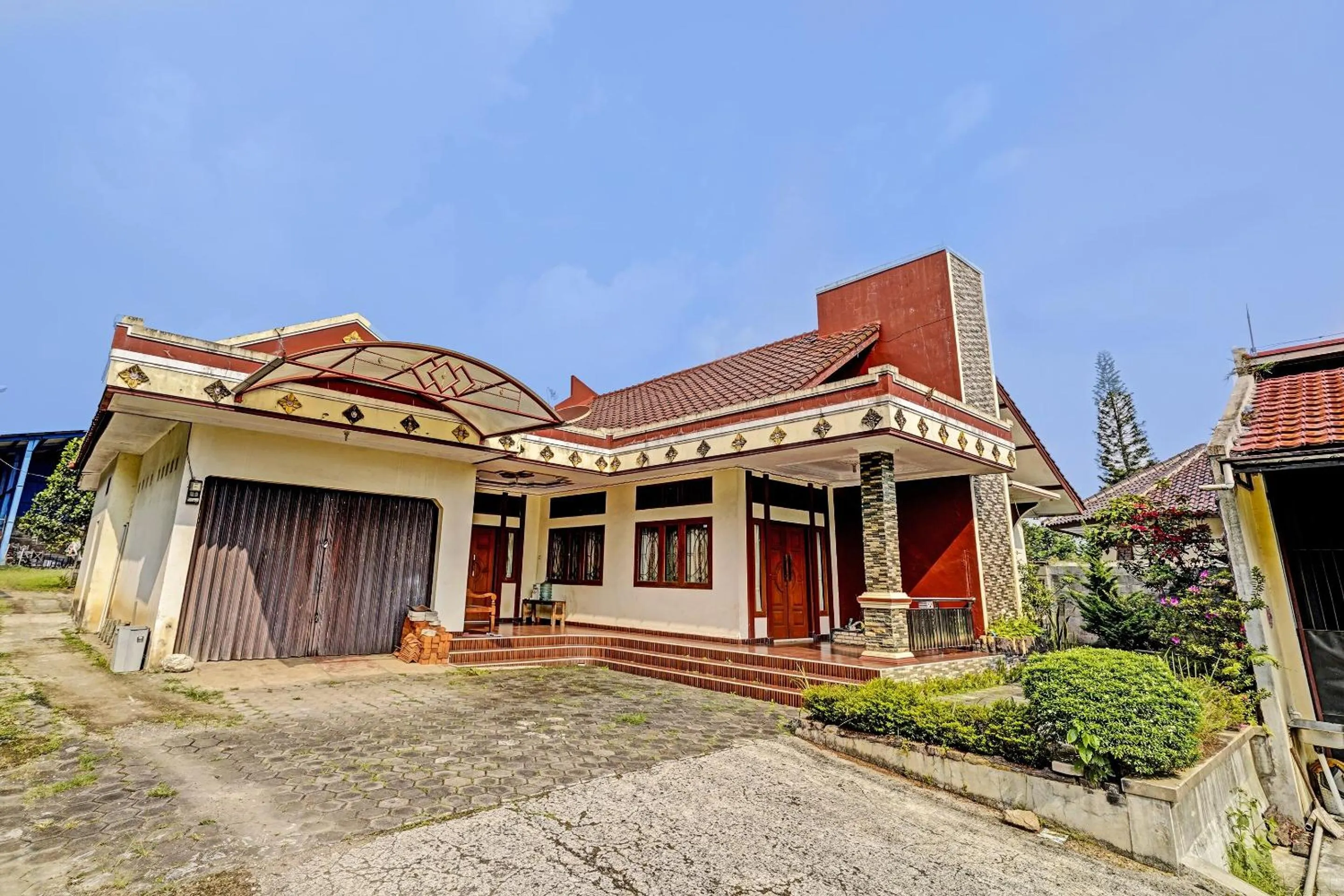 Facade/entrance in OYO Life 91469 Pondok Pelita