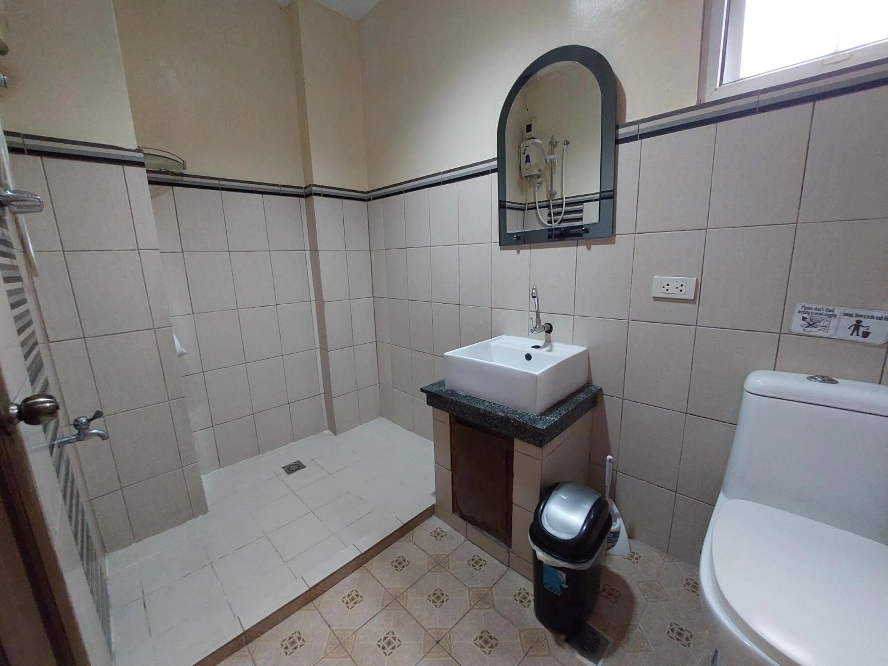 Shower in Makabata Guesthouse & Cafe