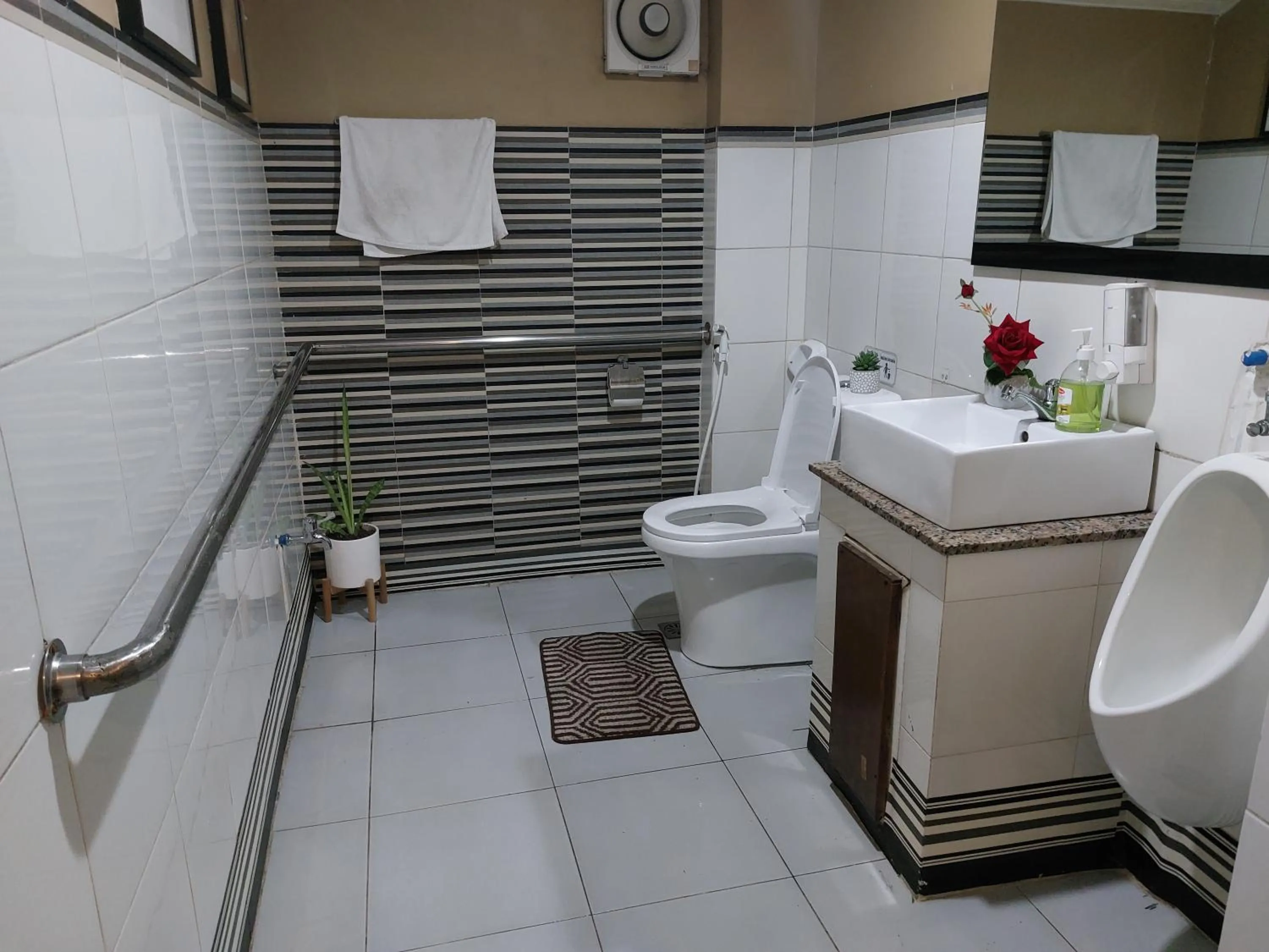 Toilet in Makabata Guesthouse & Cafe