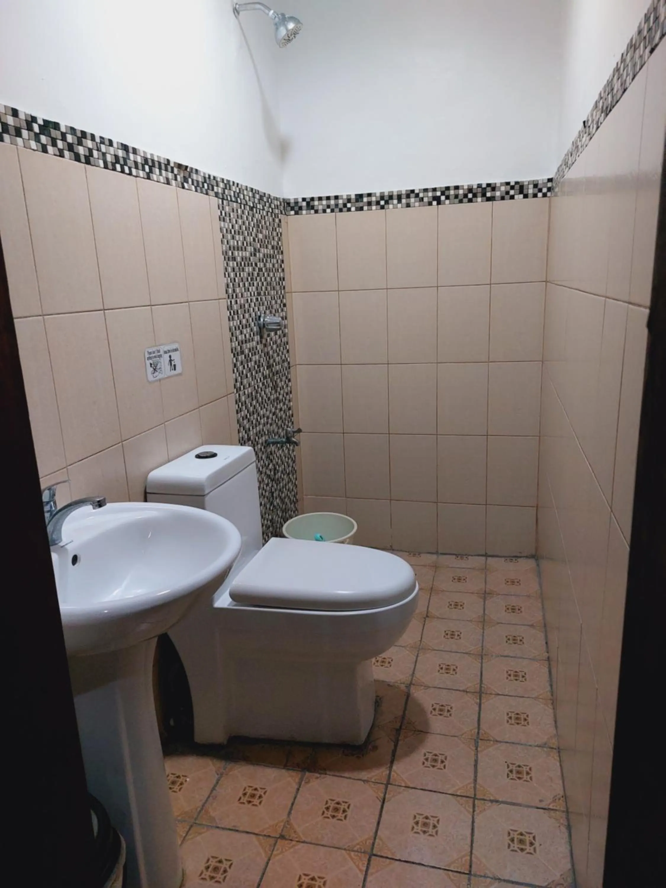 Toilet in Makabata Guesthouse & Cafe