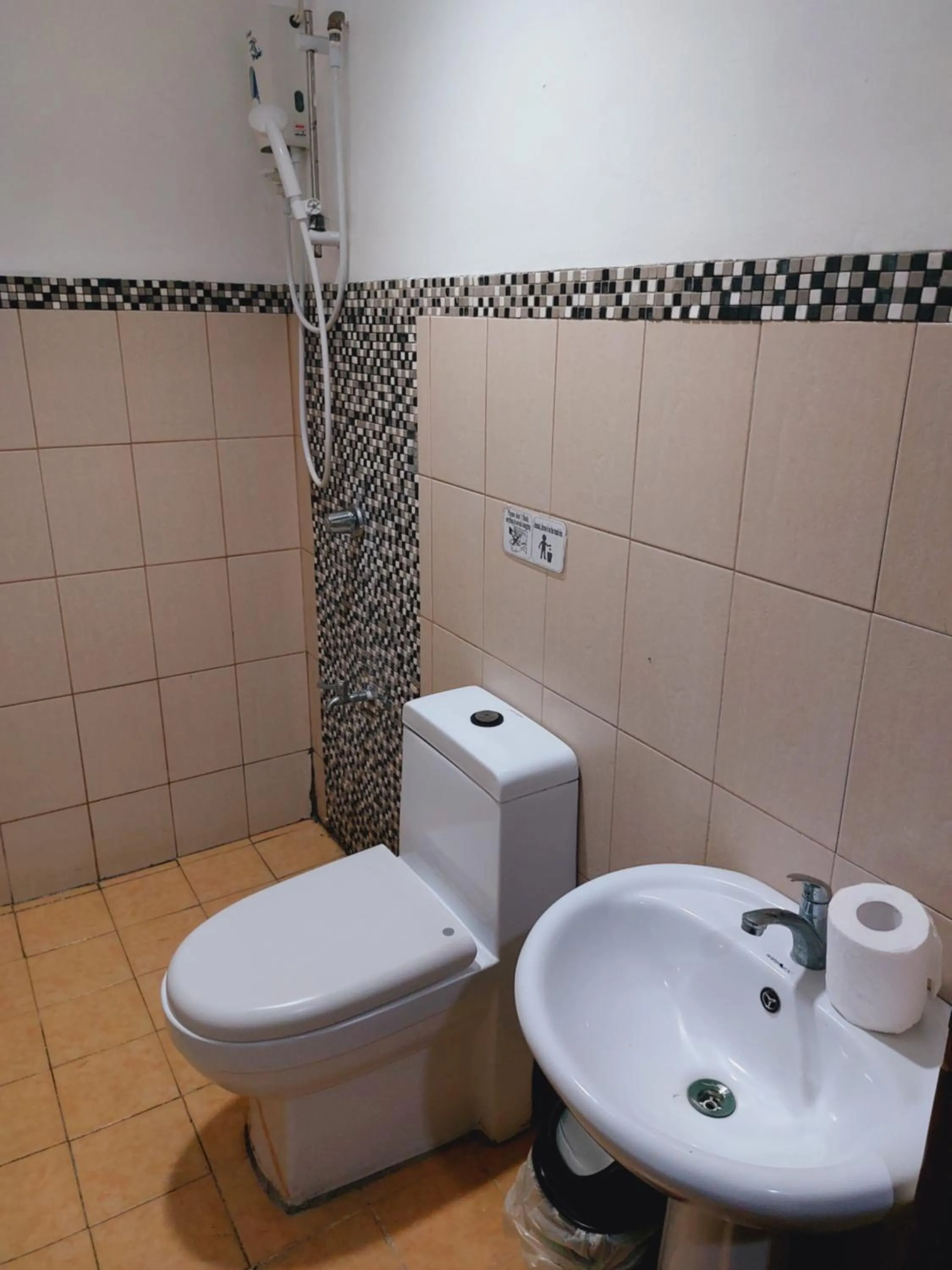 Toilet in Makabata Guesthouse & Cafe