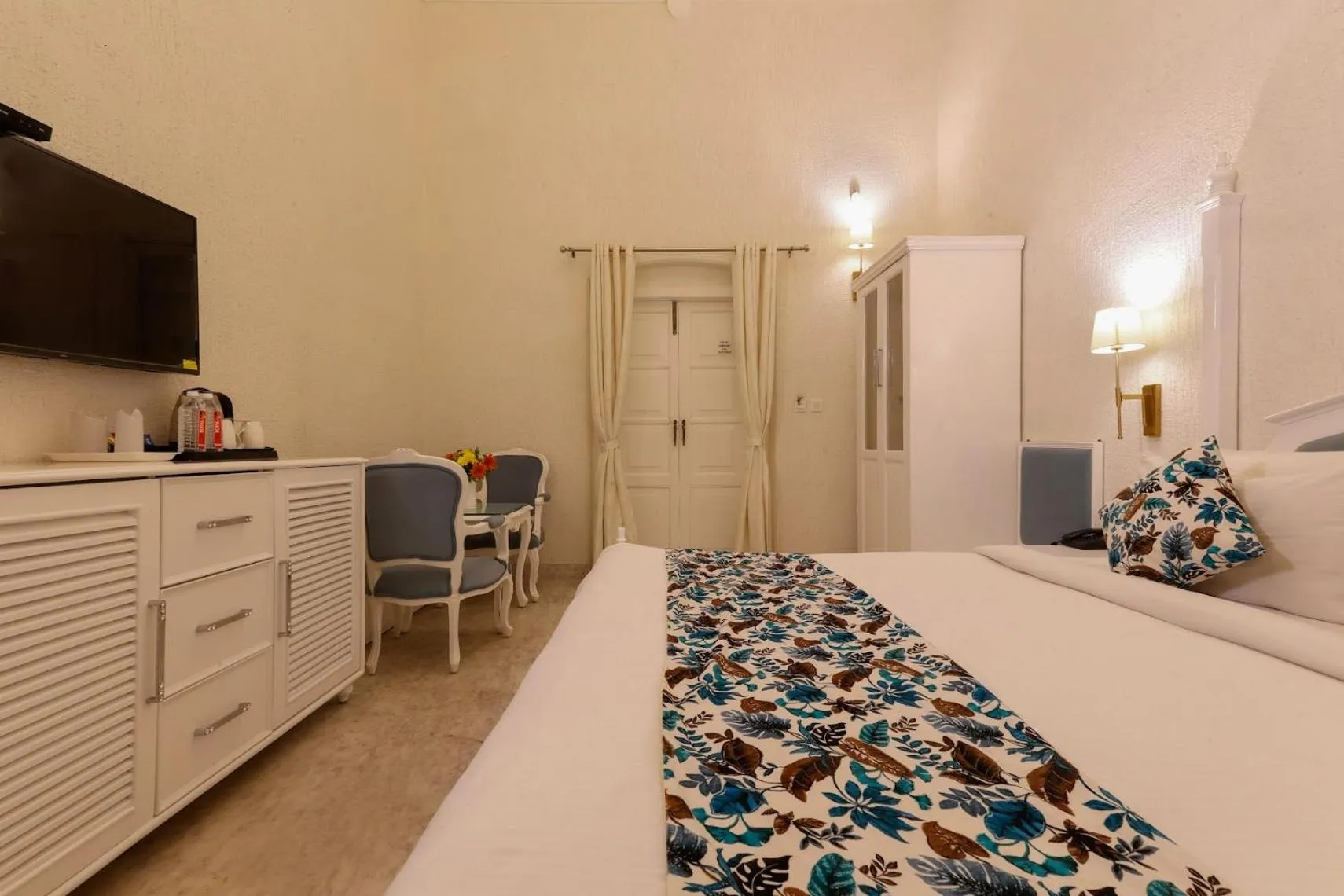 Photo of the whole room, Bed in Saroja Heritage, Varanasi