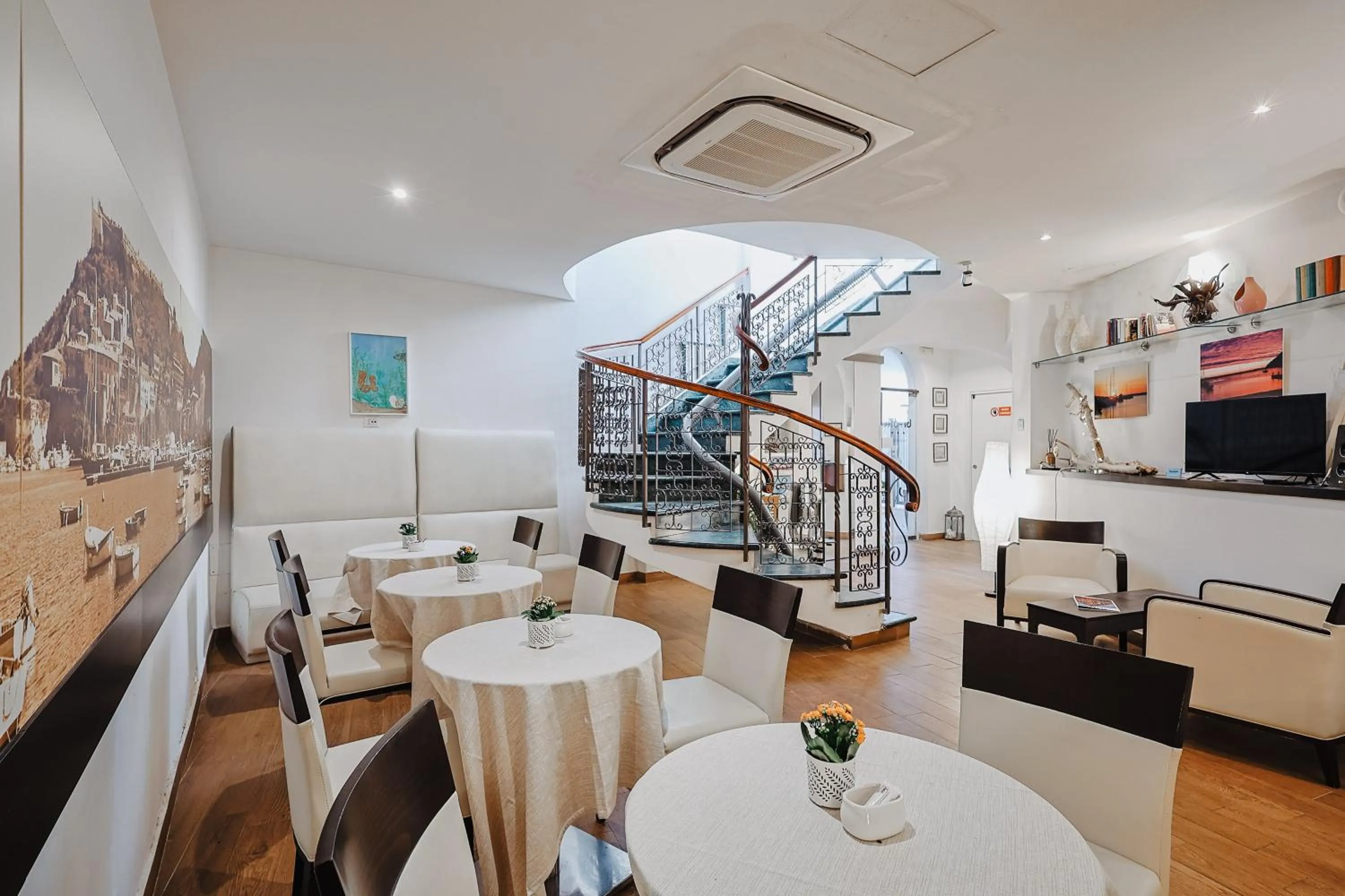 Lobby or reception in Bi Hotel