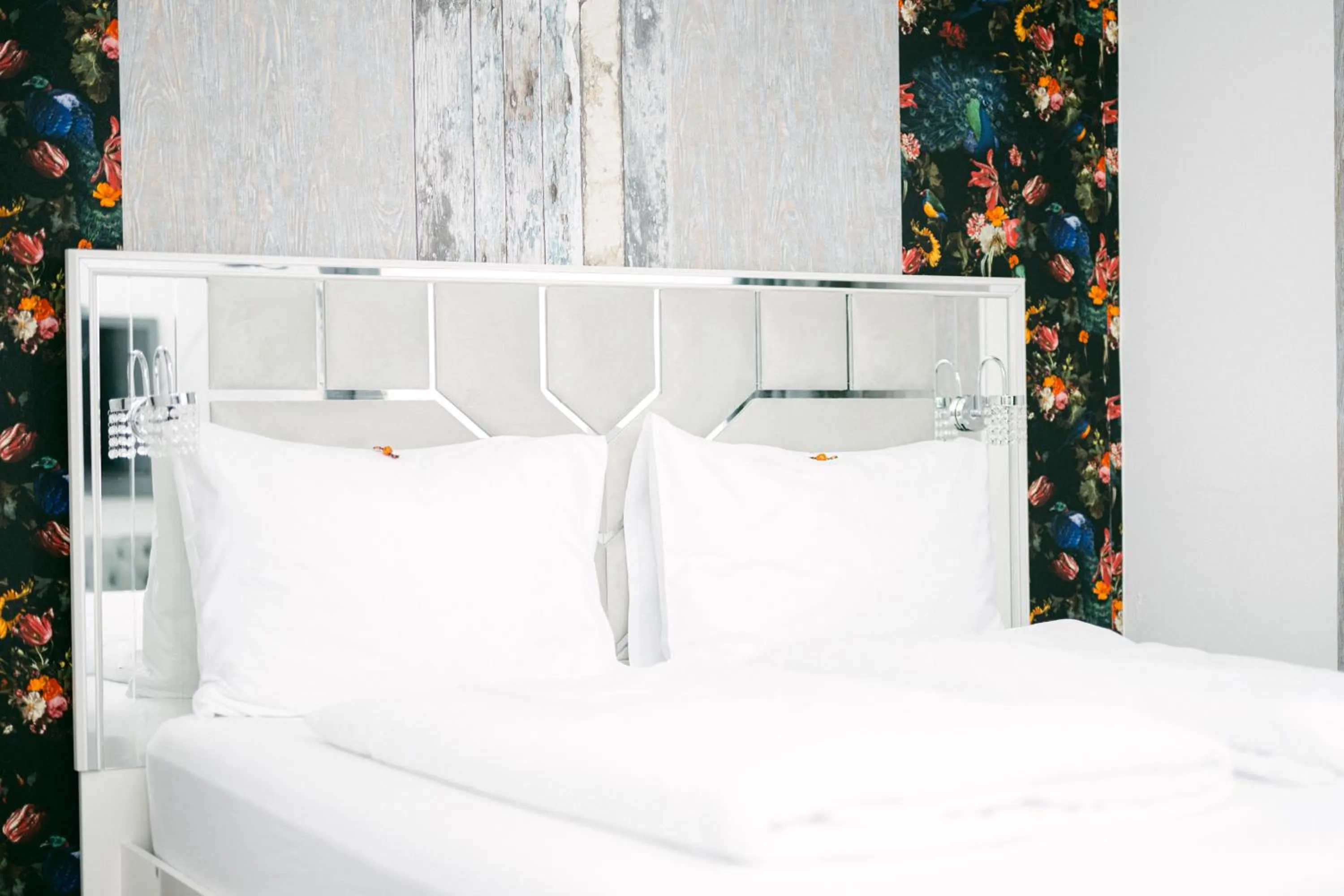 Bed in PARKHOTEL BRAUNAU - 24 Stunden Self Check-IN