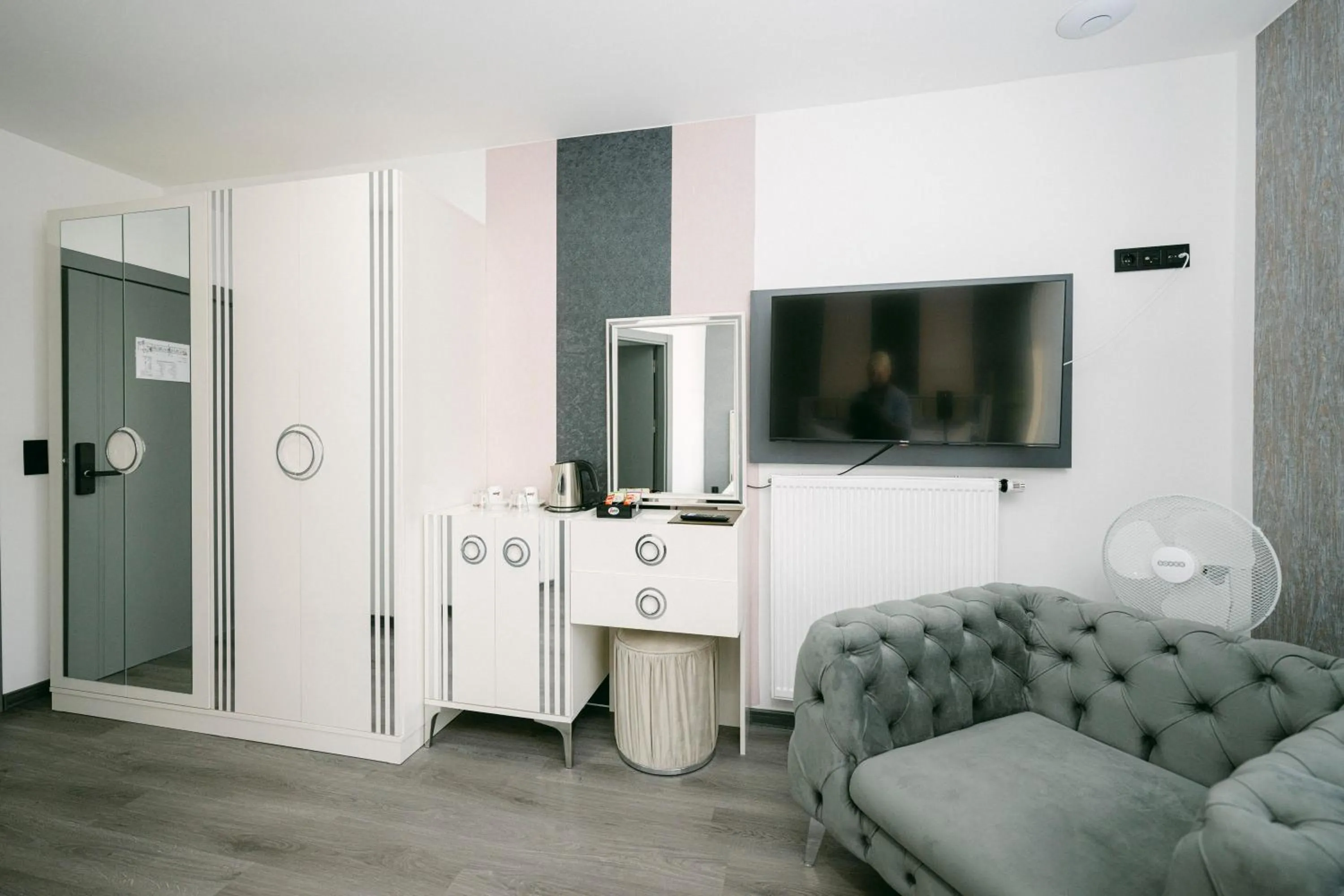 TV and multimedia in PARKHOTEL BRAUNAU - 24 Stunden Self Check-IN