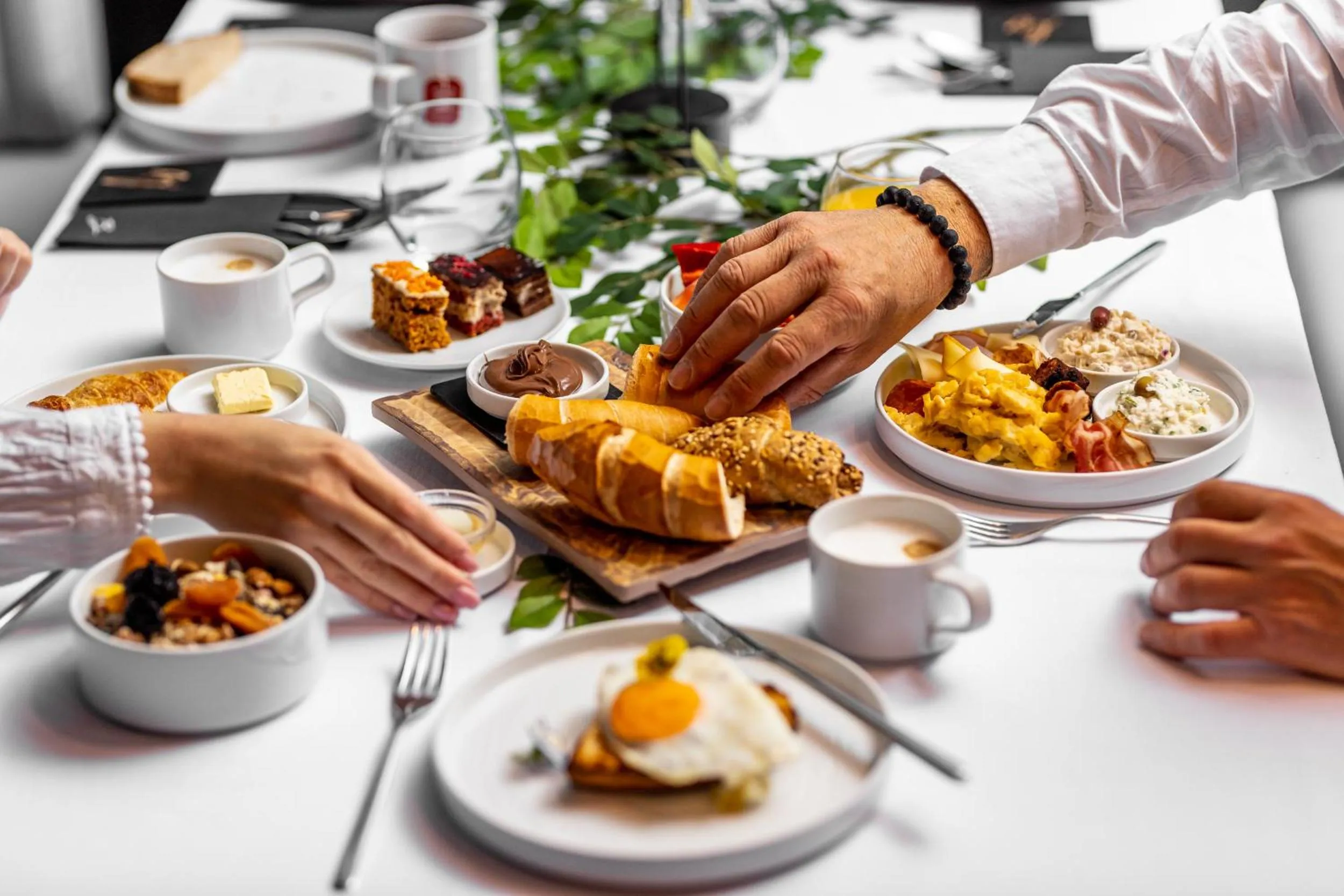 Food and drinks in B THE HOTEL