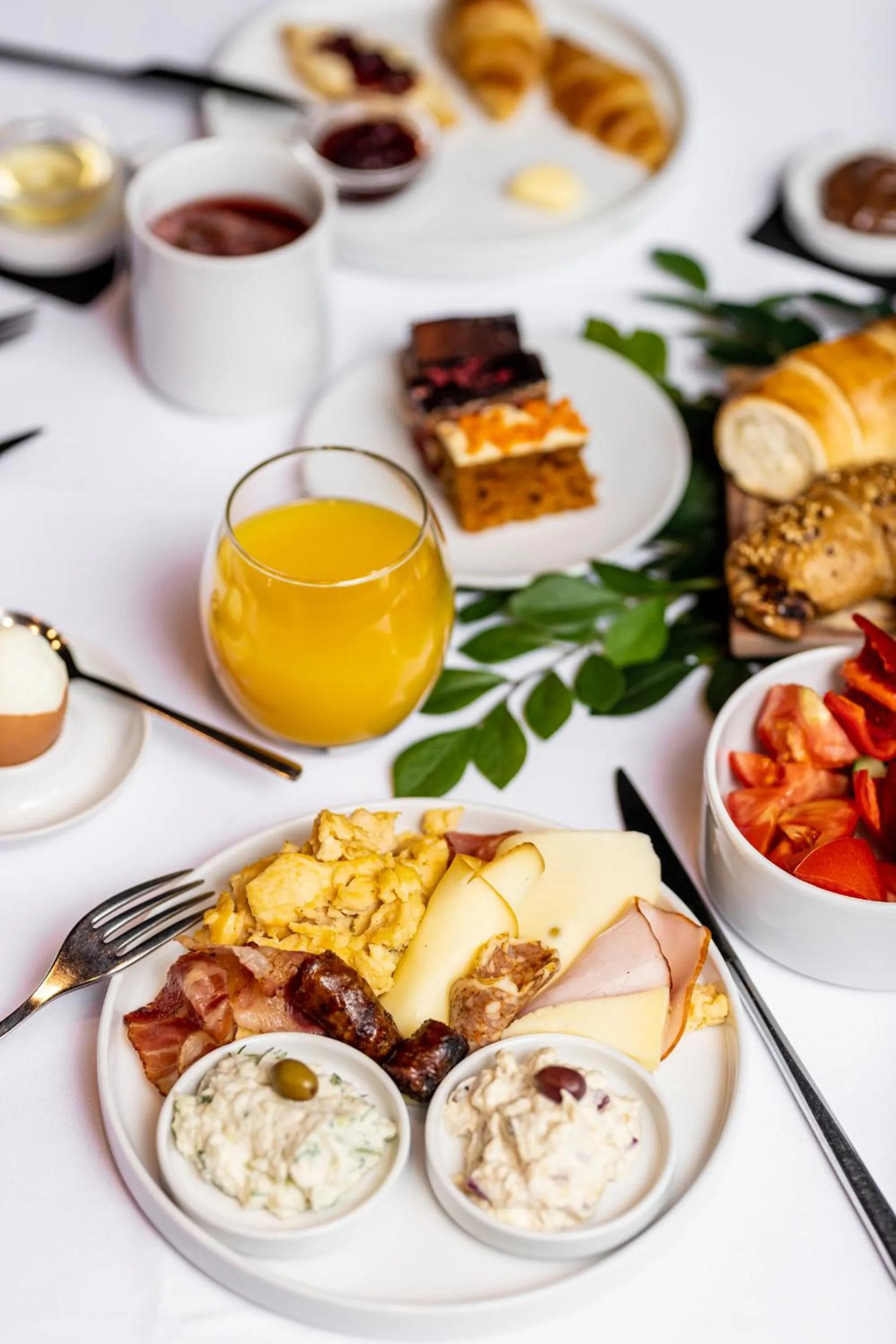 Food and drinks in B THE HOTEL