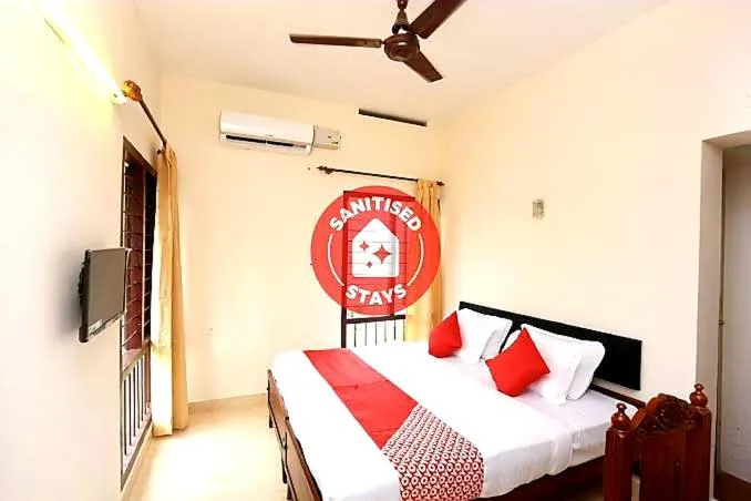 Bedroom, Bed in Hotel Sunday - Townhouse Club Airport Trivandrum