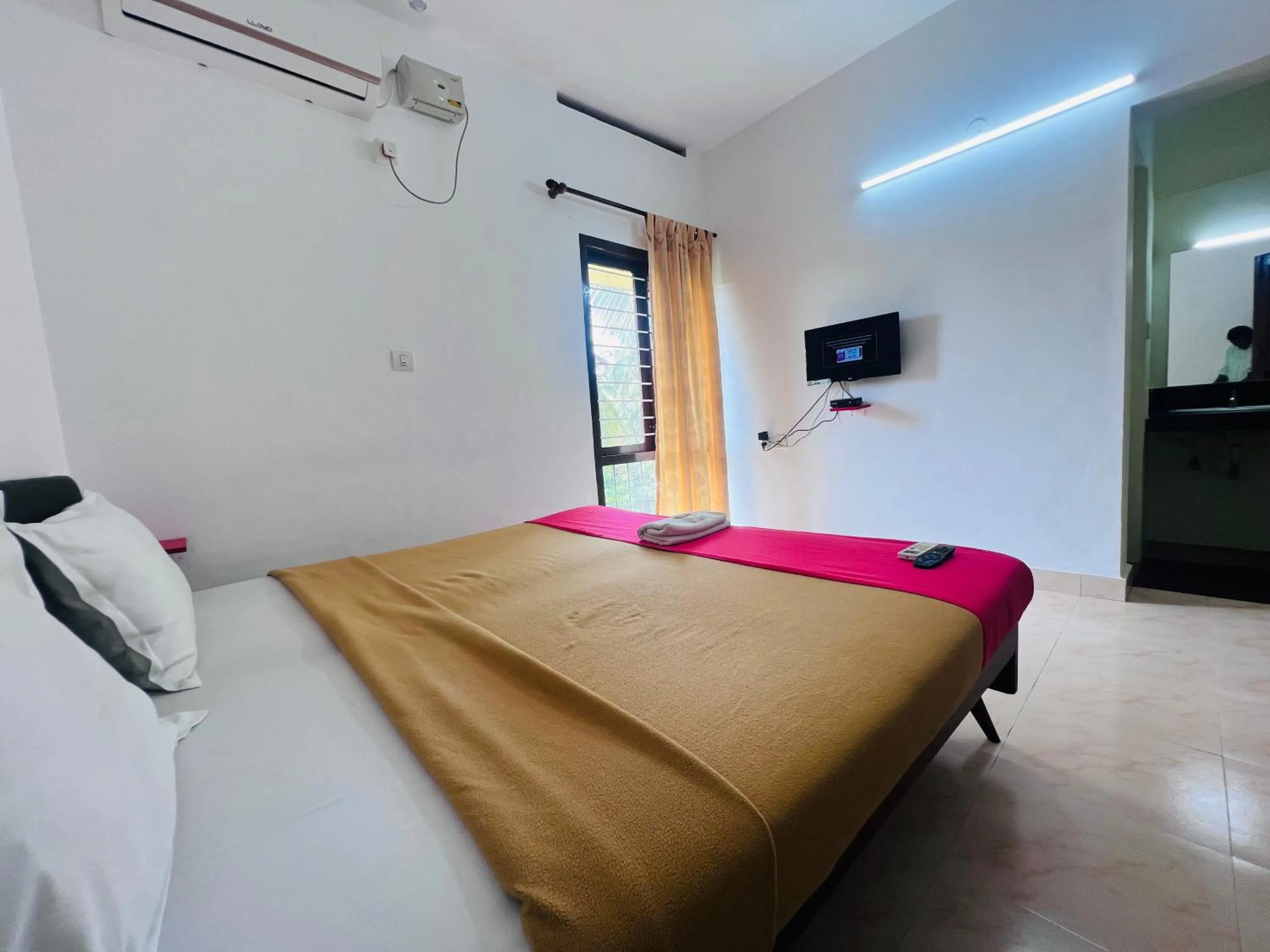 TV and multimedia, Bed in Hotel Sunday - Townhouse Club Airport Trivandrum