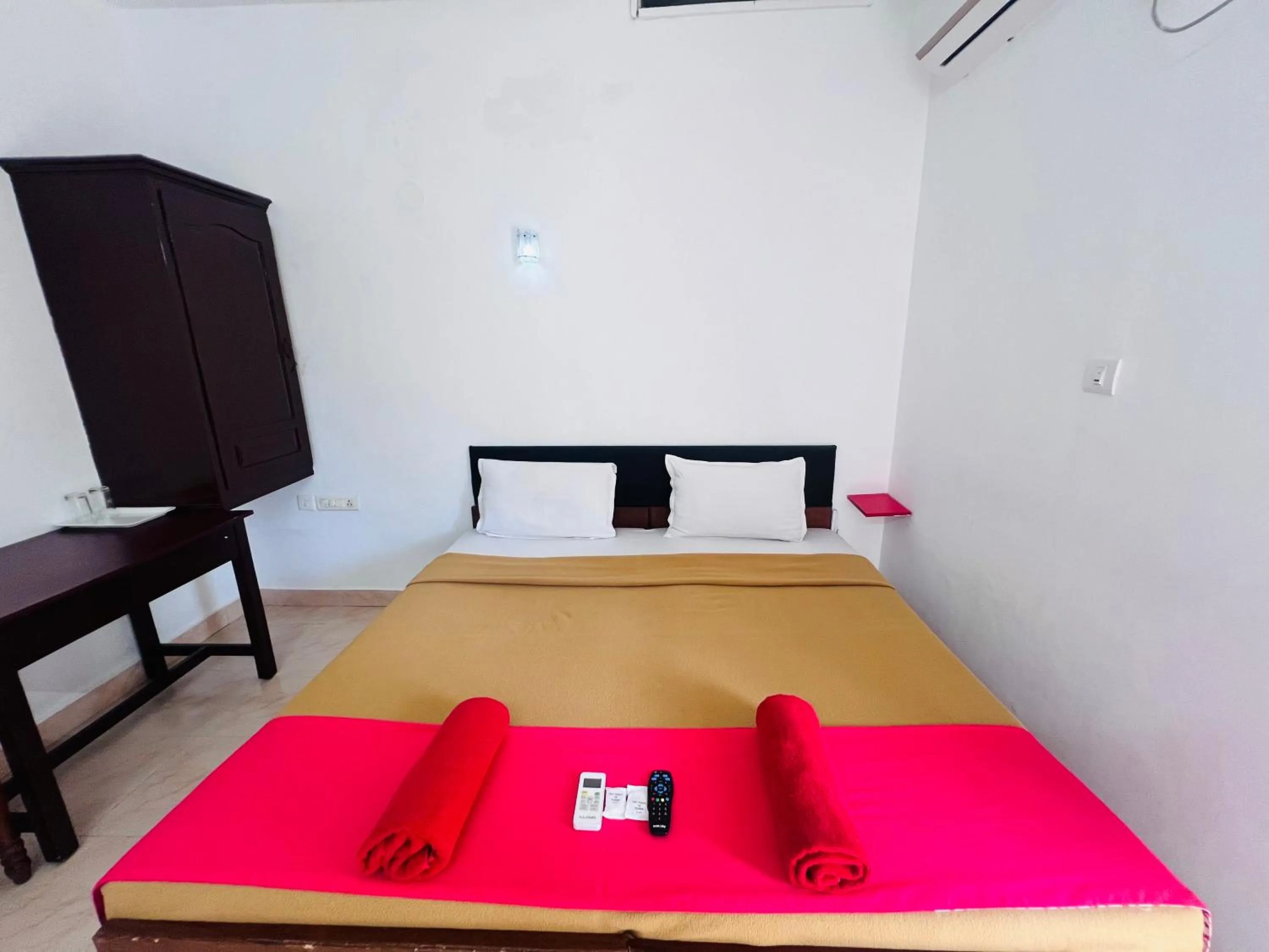 Bedroom, Bed in Hotel Sunday - Townhouse Club Airport Trivandrum