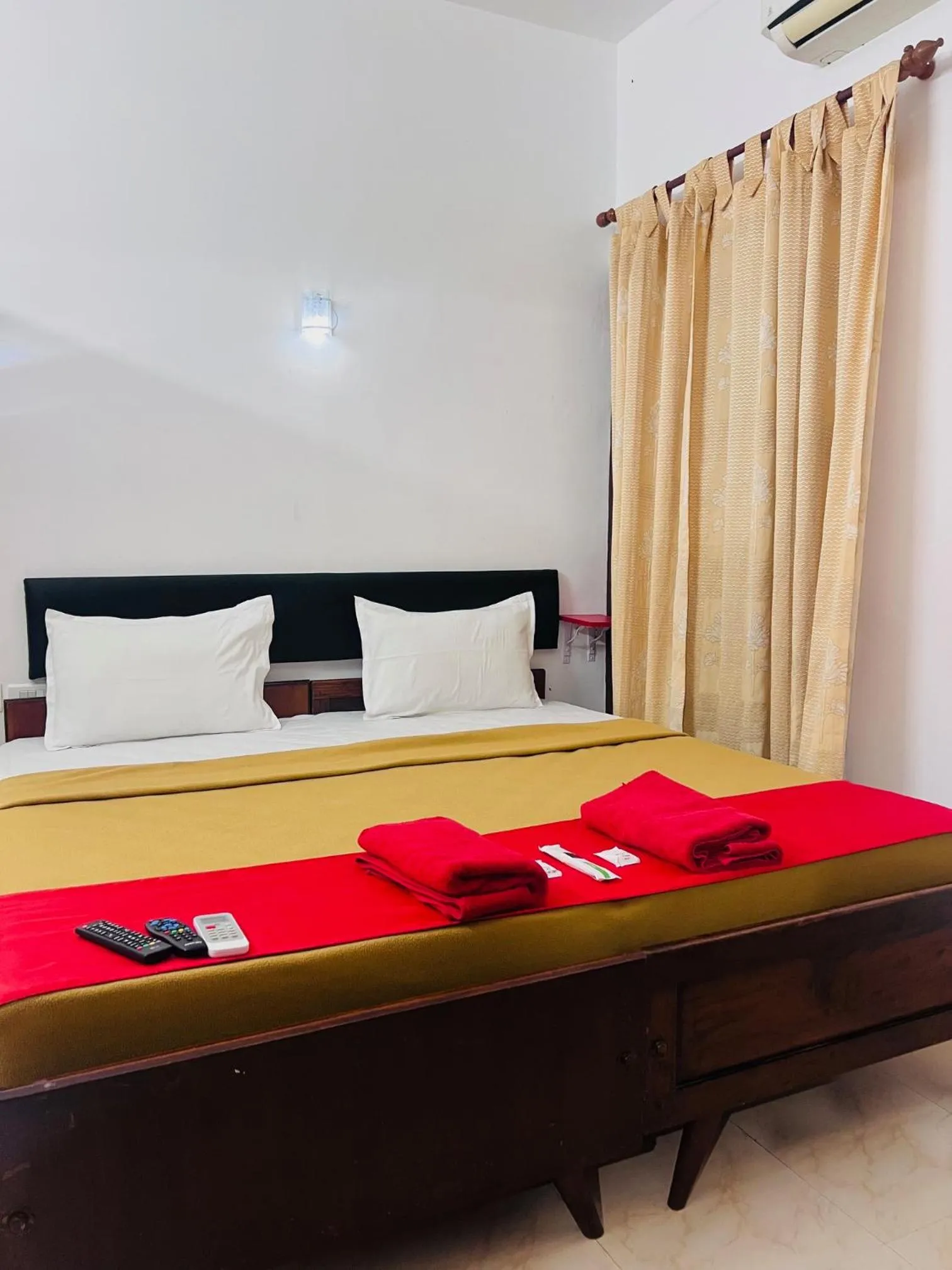 Bed in Hotel Sunday - Townhouse Club Airport Trivandrum