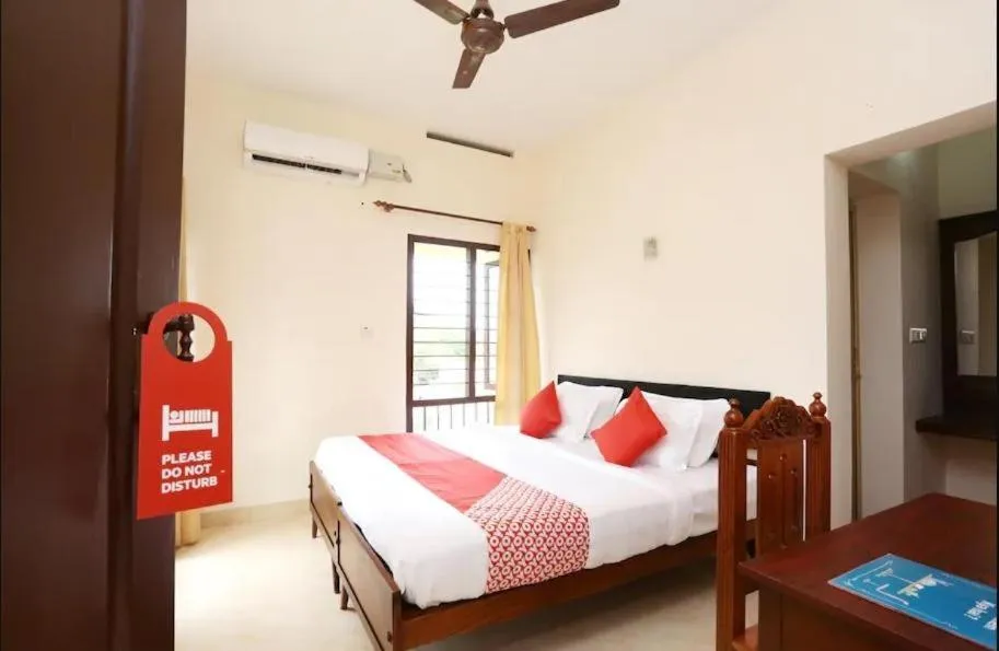 Bed in Hotel Sunday - Townhouse Club Airport Trivandrum