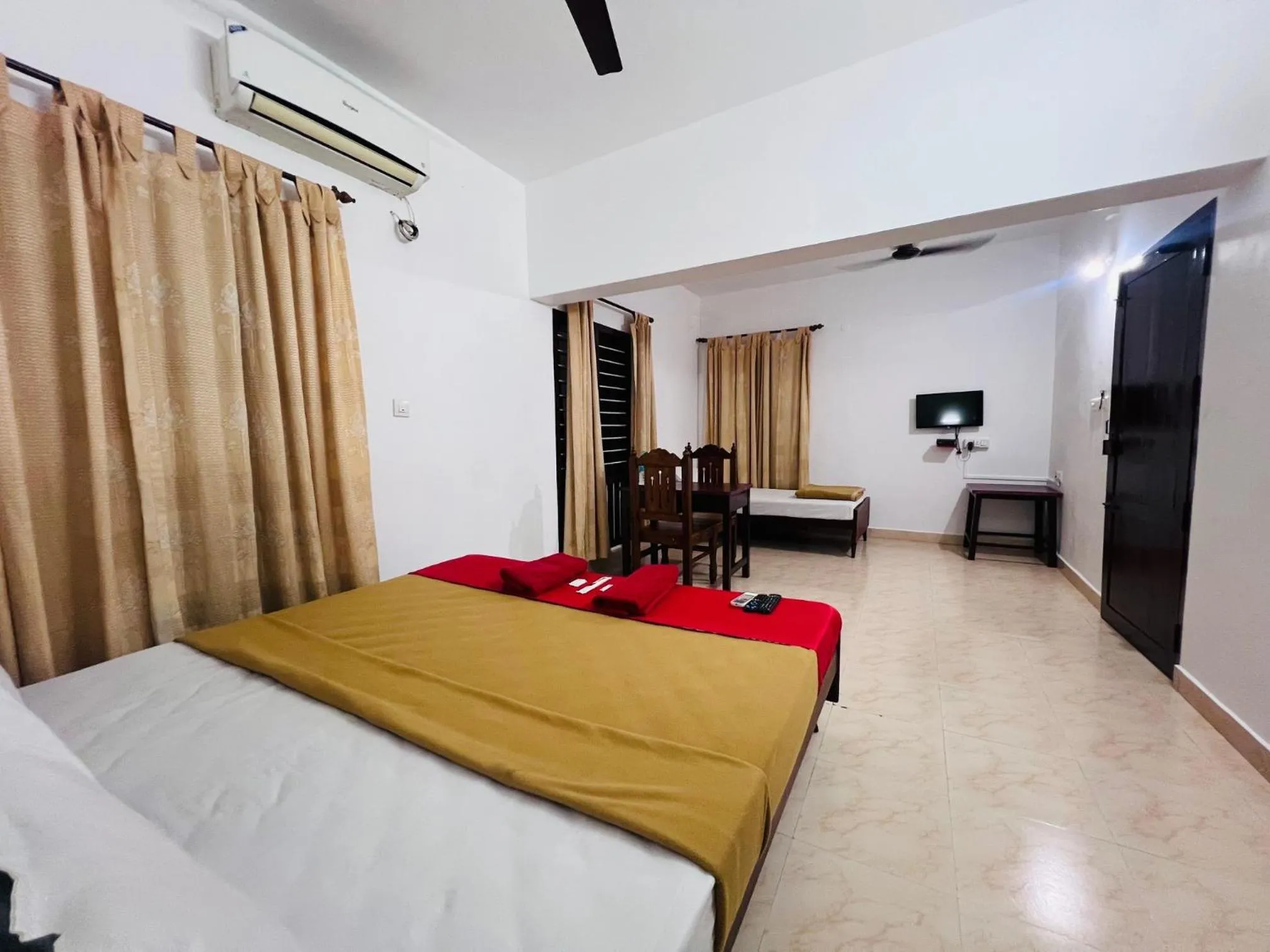 Bed in Hotel Sunday - Townhouse Club Airport Trivandrum