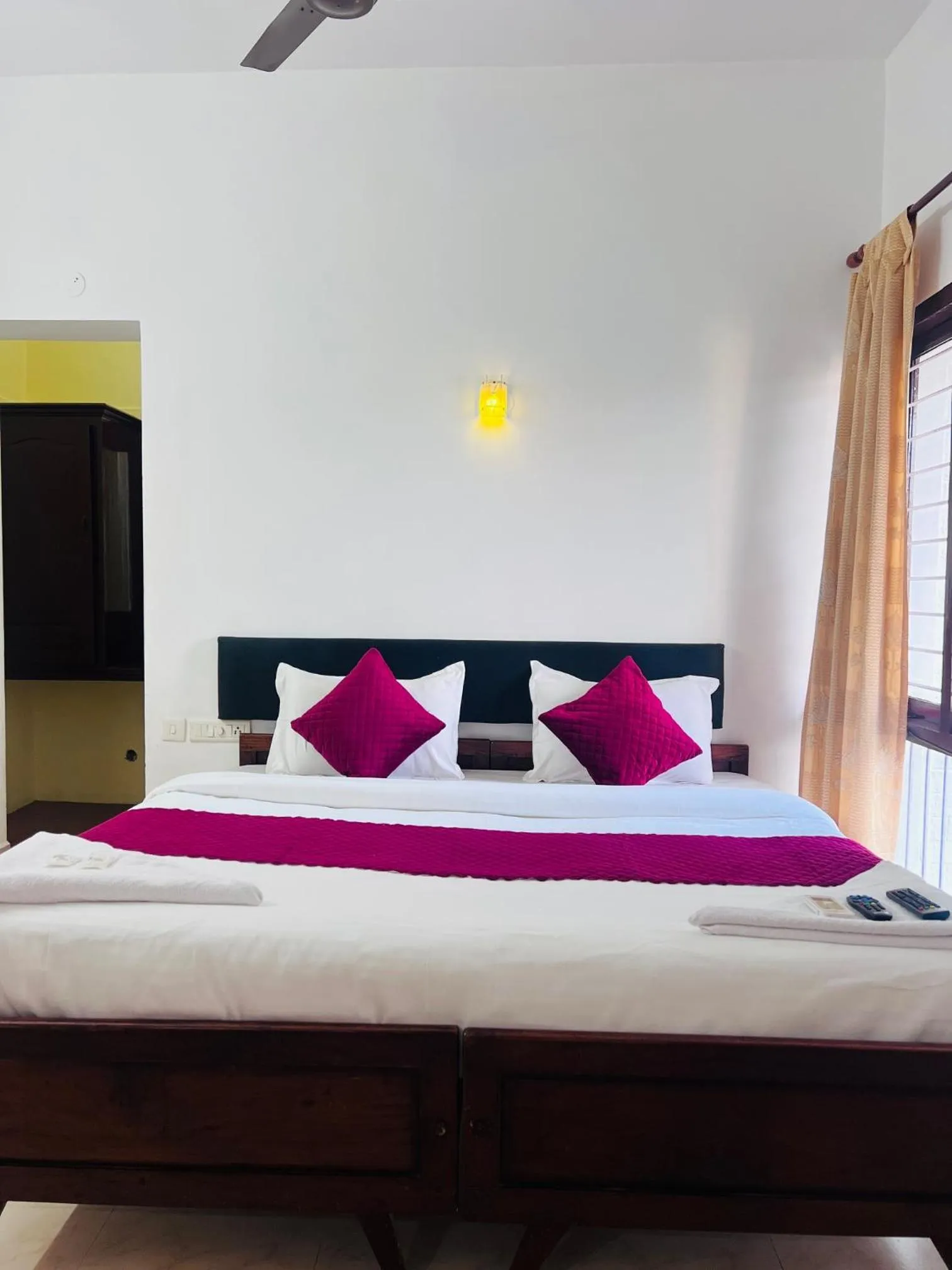 Bedroom, Bed in Hotel Sunday - Townhouse Club Airport Trivandrum
