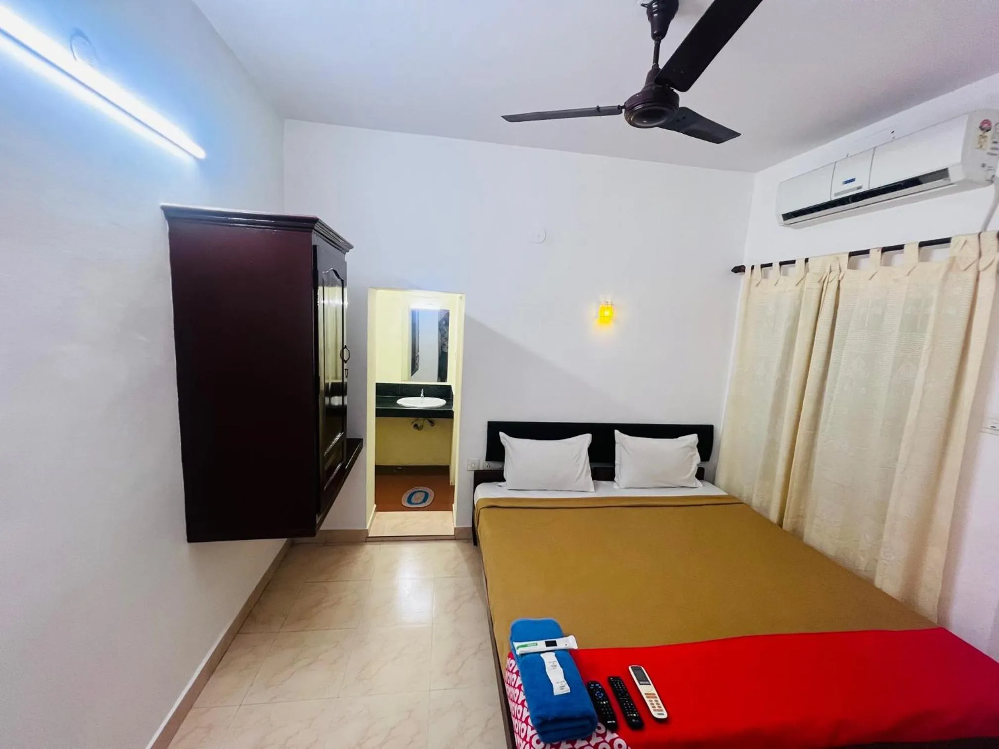 Bed in Hotel Sunday - Townhouse Club Airport Trivandrum