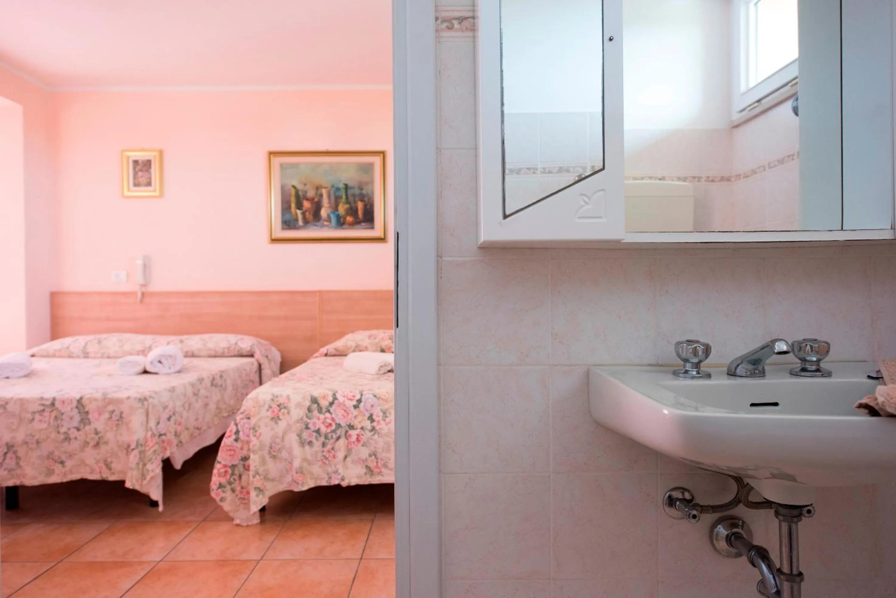 Bathroom, Bed in Hotel Settebello B&B