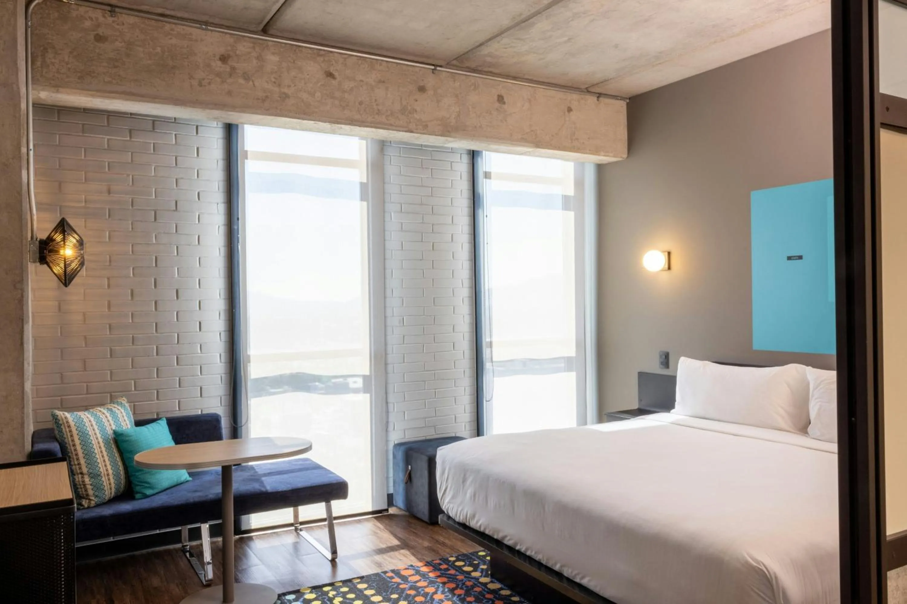 Photo of the whole room, Bed in Aloft Guadalajara Sur