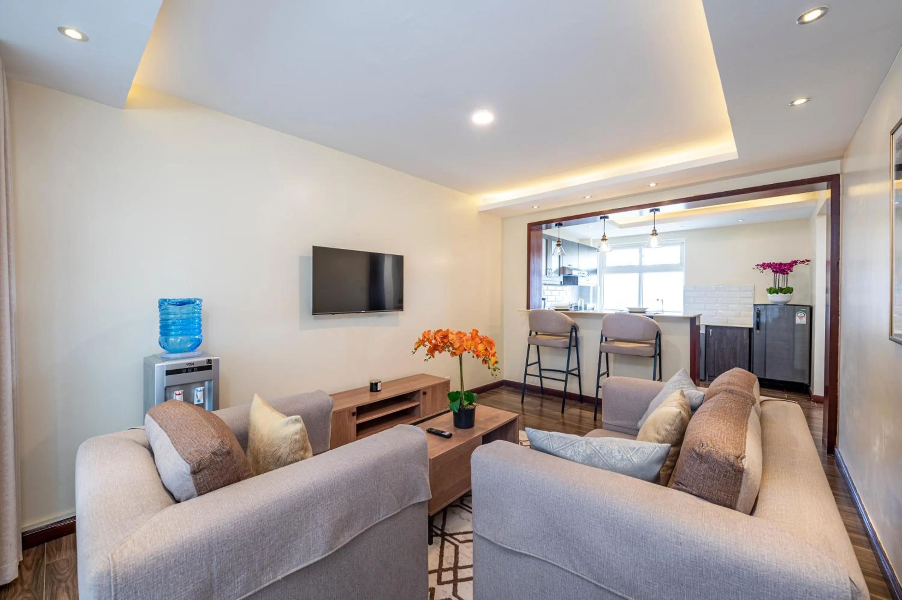 Communal lounge/ TV room in Roma Court Serviced Apartments