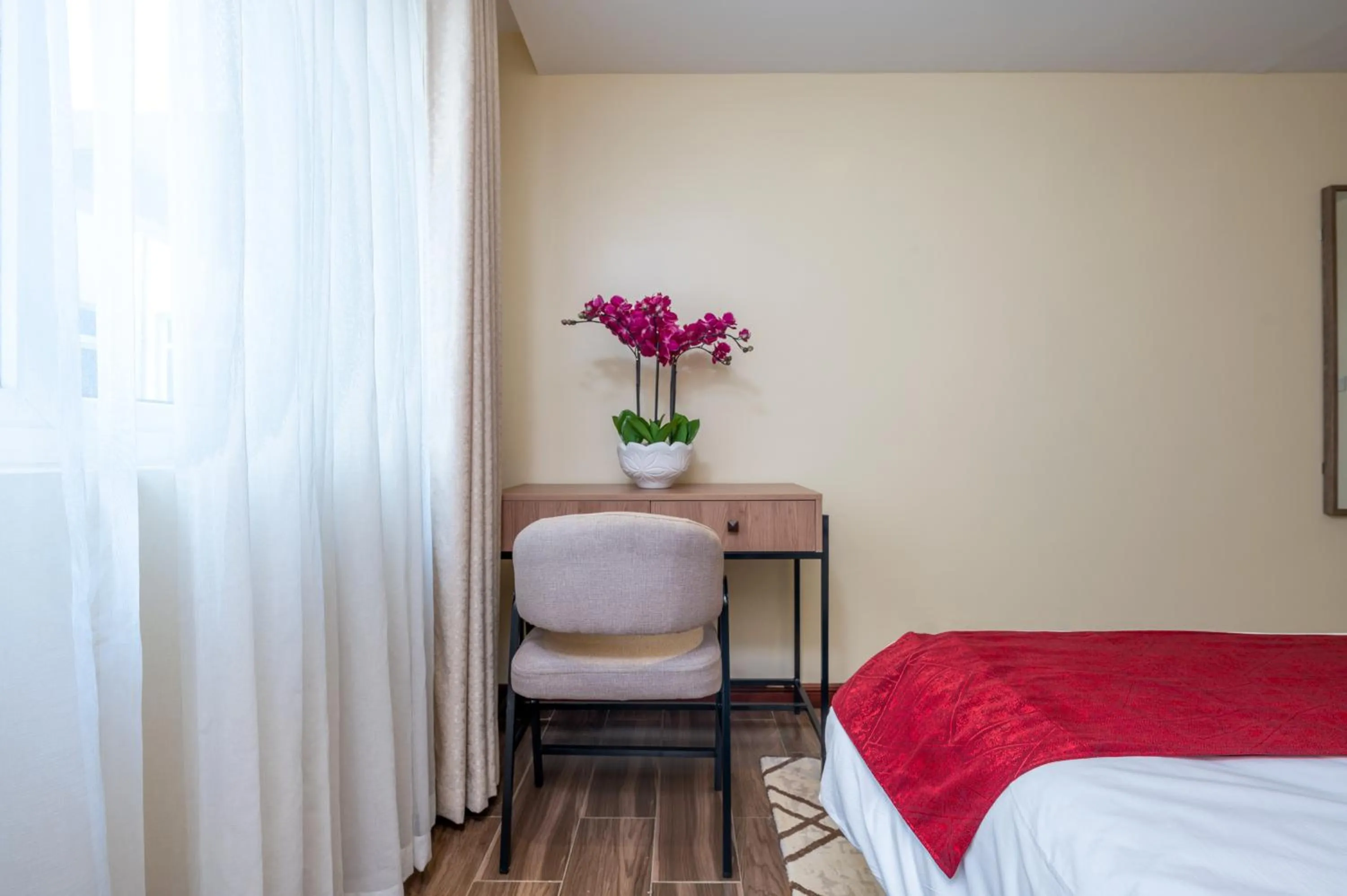 hair dresser, Bed in Roma Court Serviced Apartments